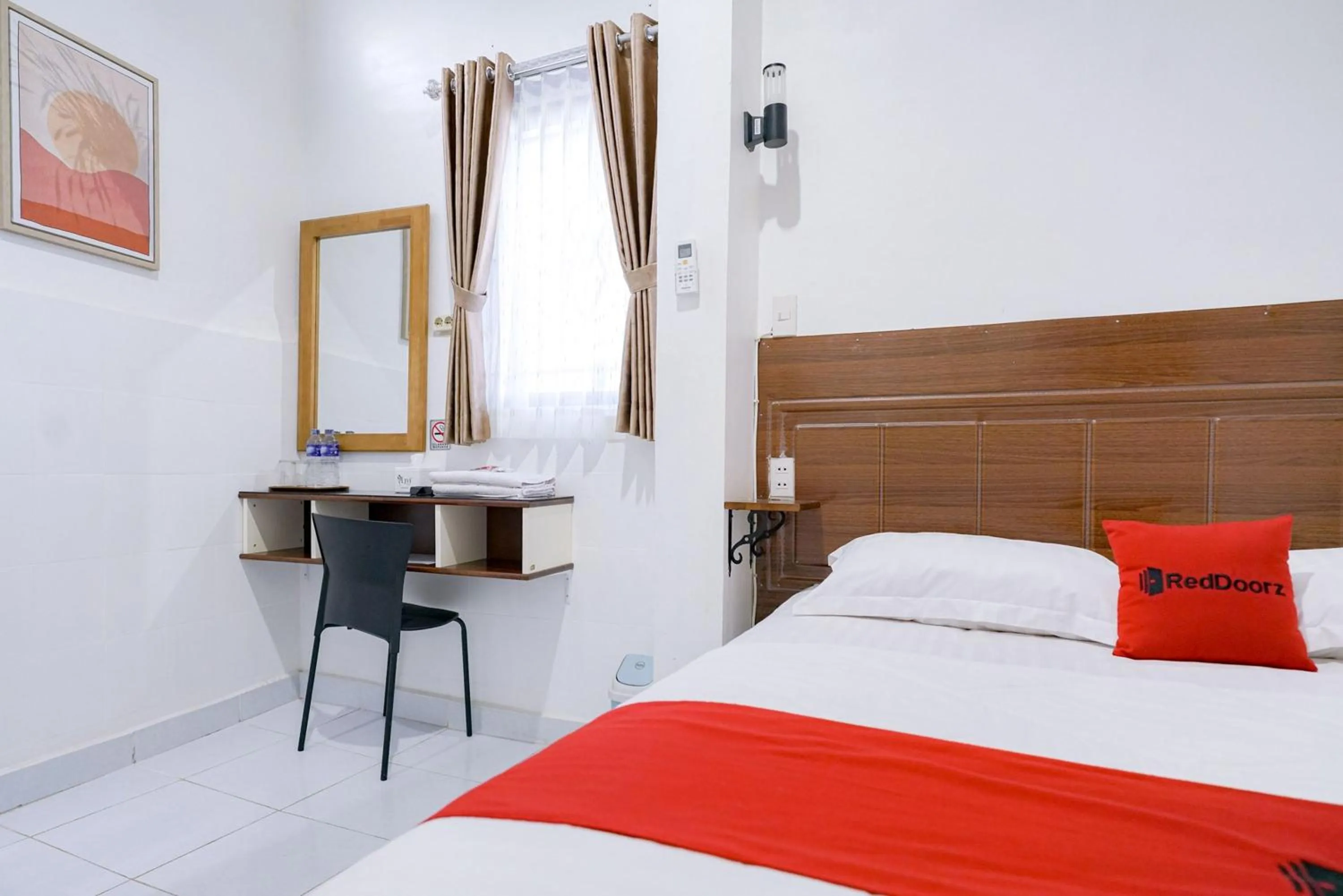 Bedroom, Bed in RedDoorz near Pantai Pandan Sibolga