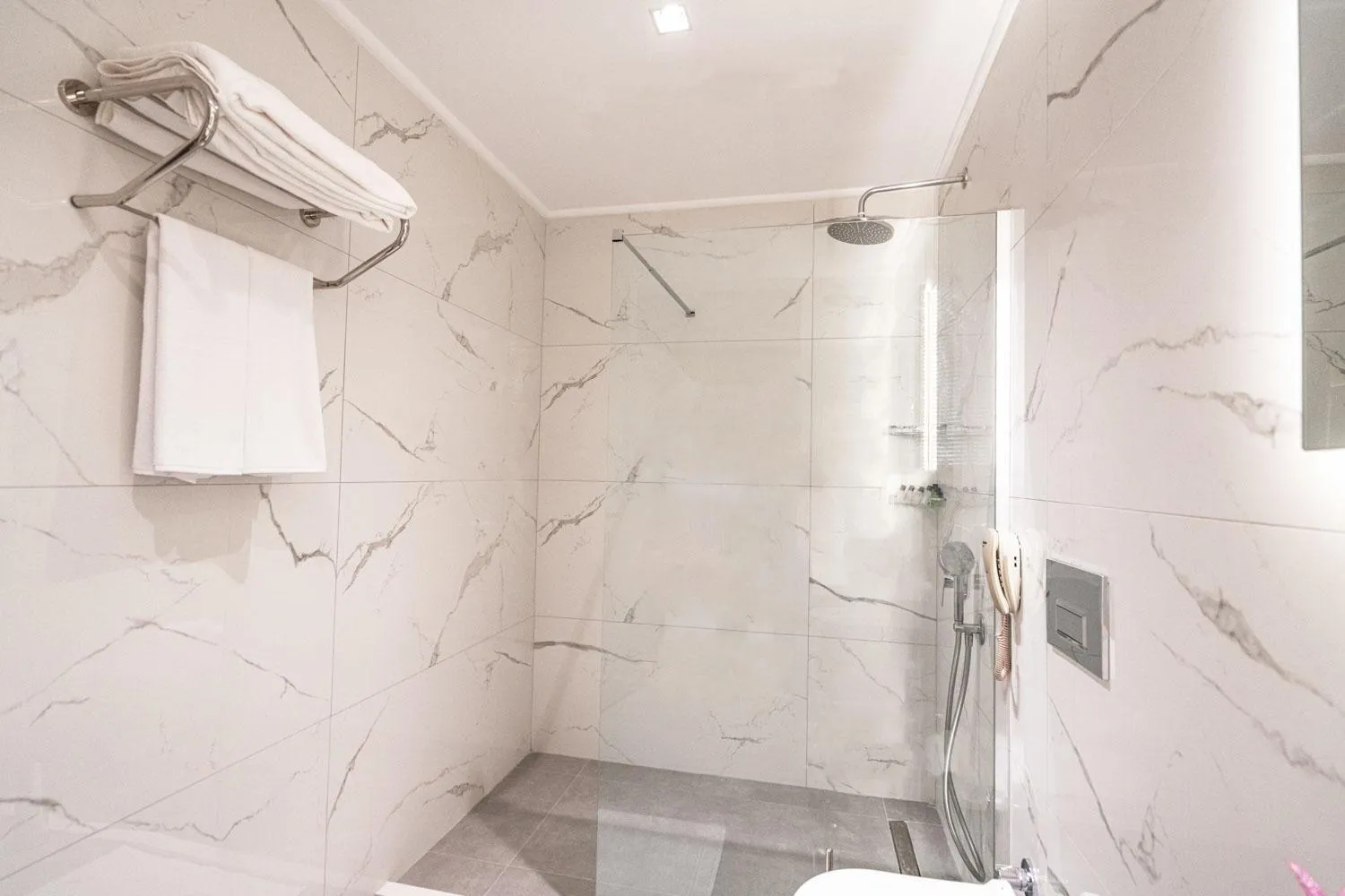 Bathroom in New Safir Apart Hotel