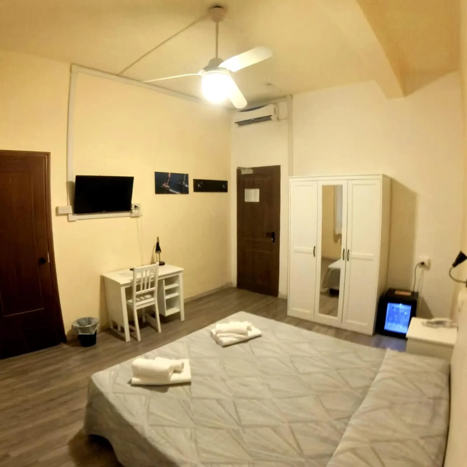 Bed in Giappone Inn Parking Hotel