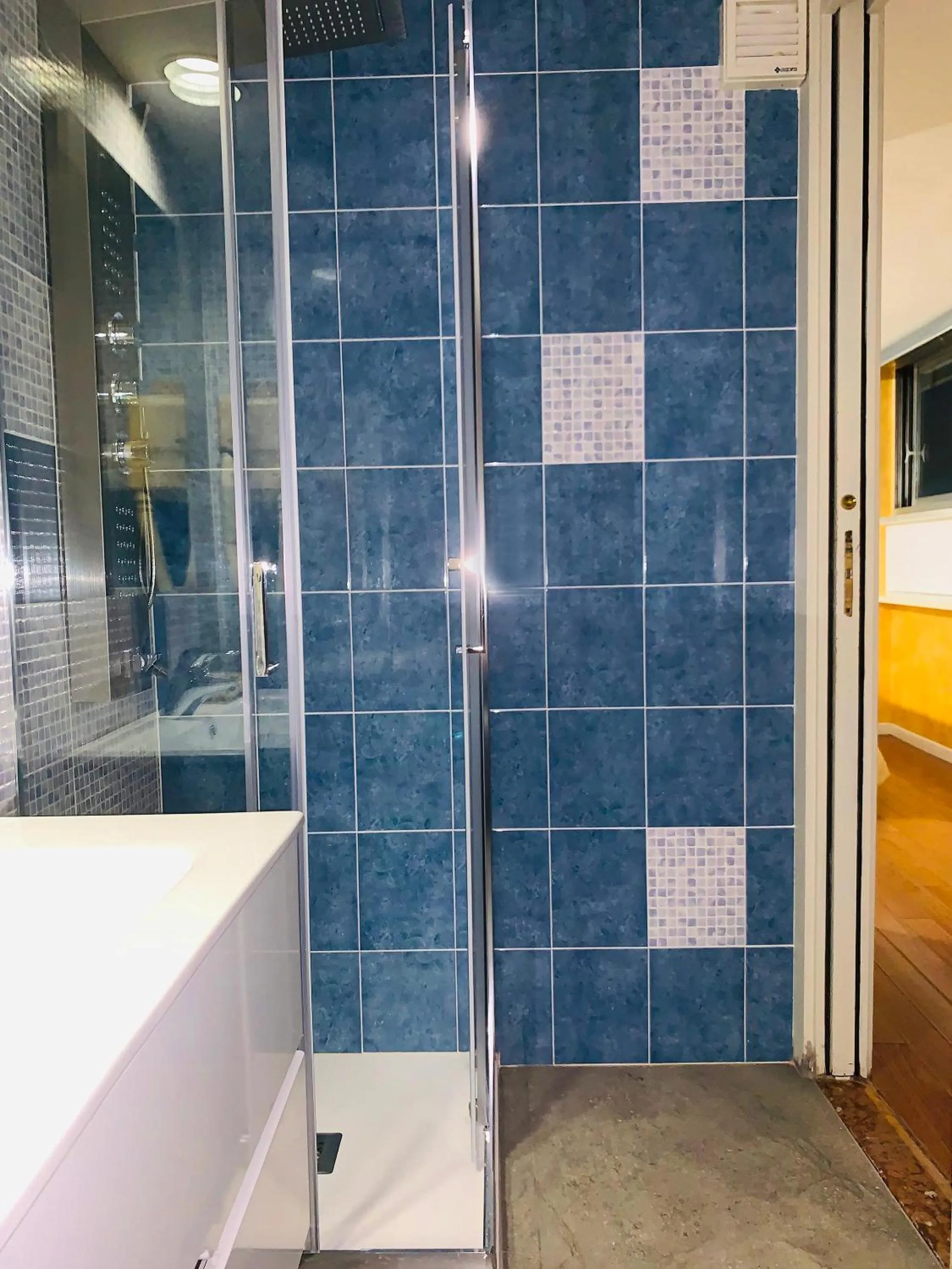 Shower in Hotel Amadeus