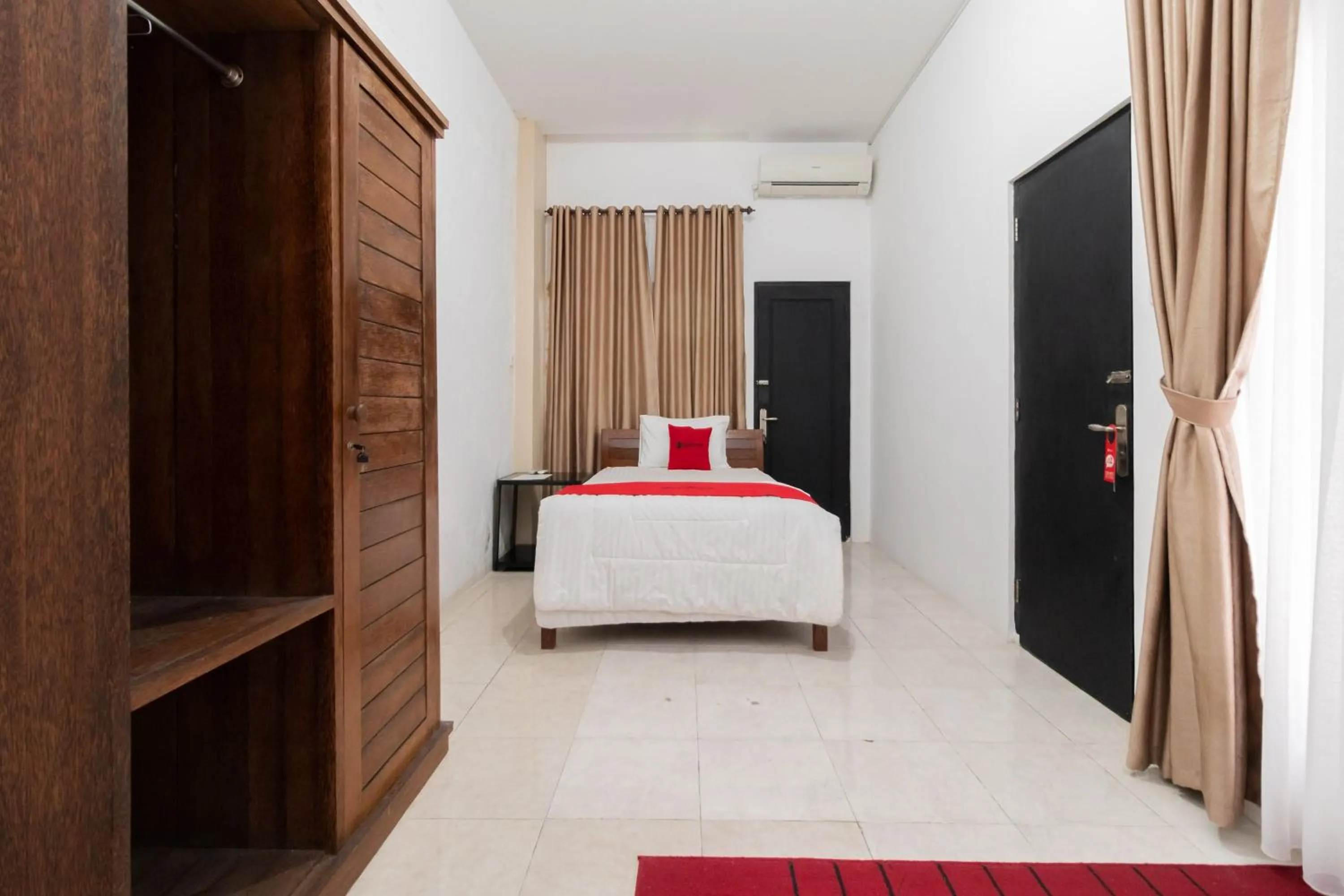 Bedroom, Bed in RedDoorz Syariah at Jalan Andalas Padang
