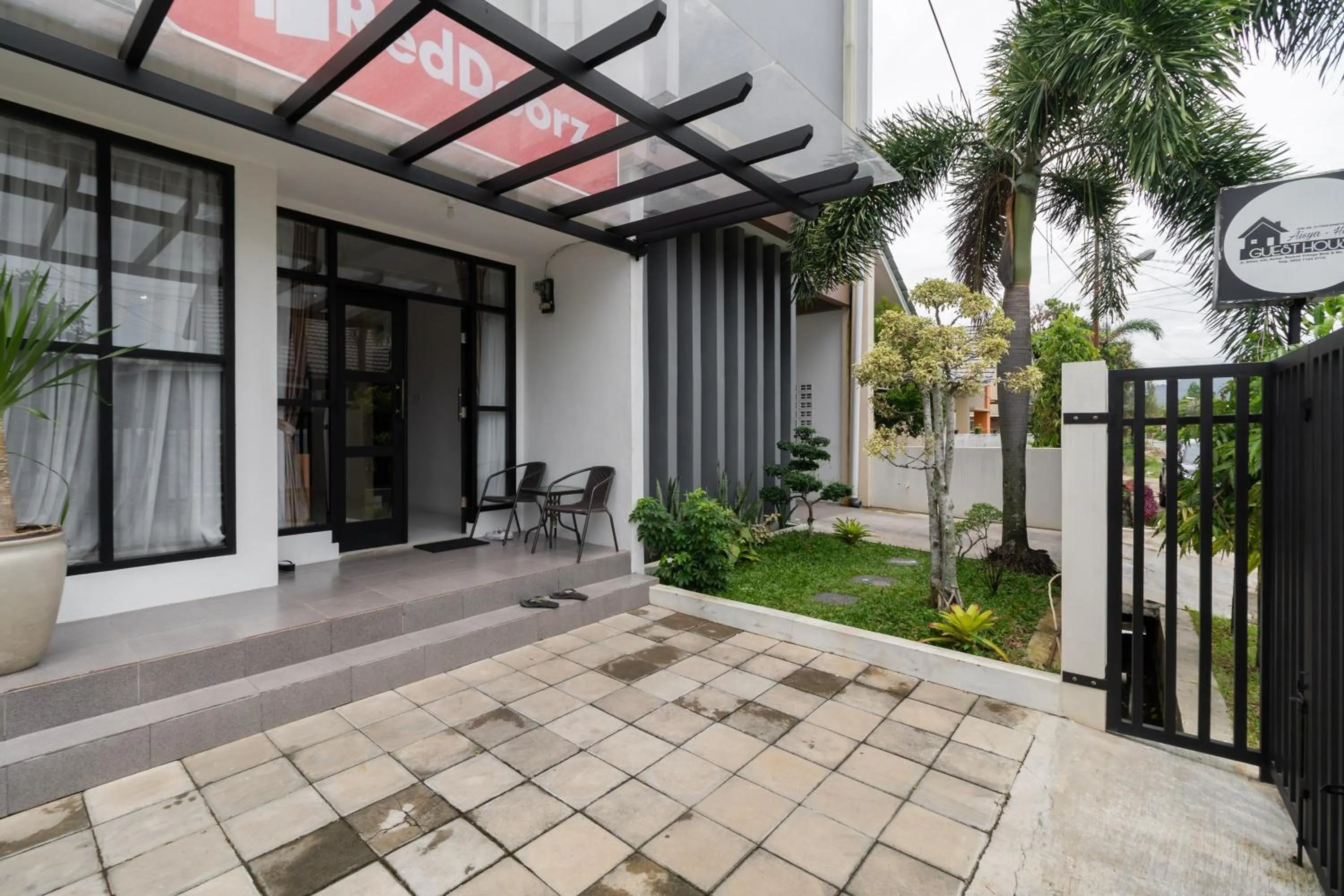 Property building in RedDoorz Syariah at Jalan Andalas Padang