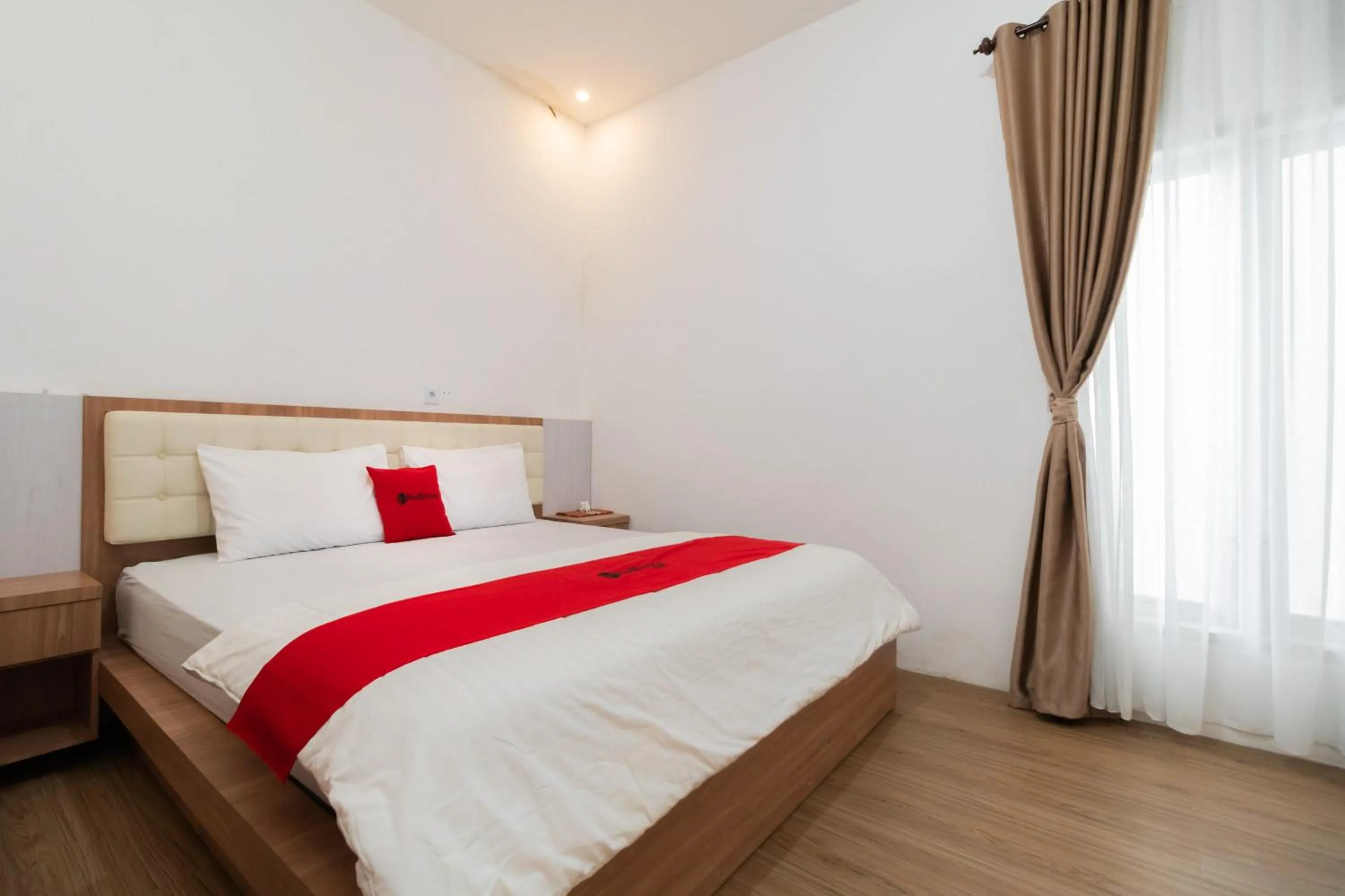 Bedroom, Bed in RedDoorz Syariah at Jalan Andalas Padang
