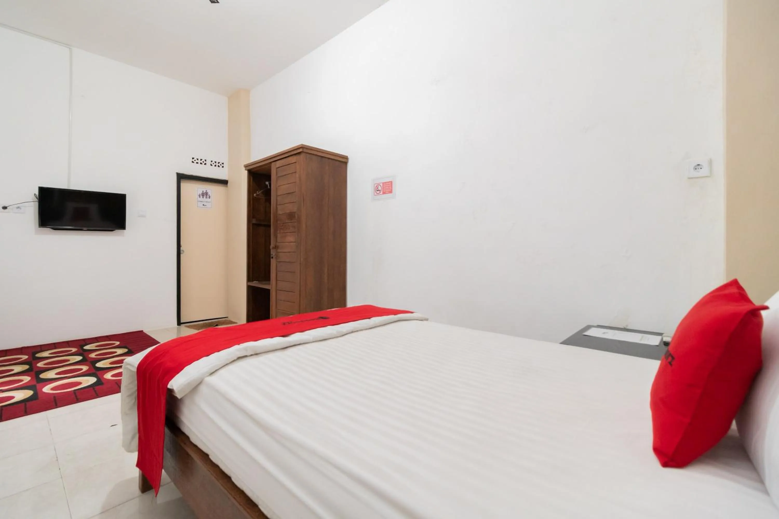 Bedroom, Bed in RedDoorz Syariah at Jalan Andalas Padang