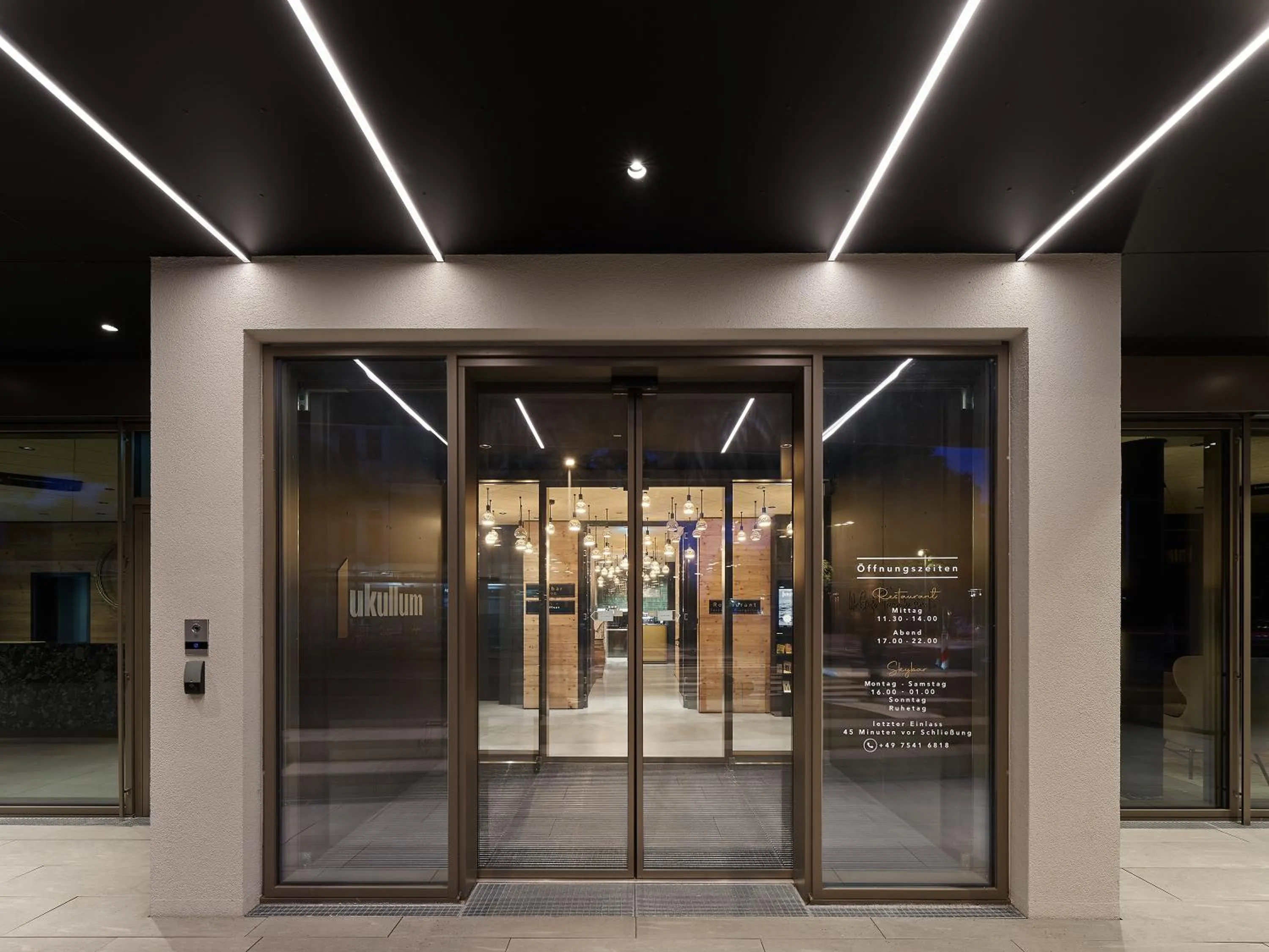 Facade/entrance in Lukullum