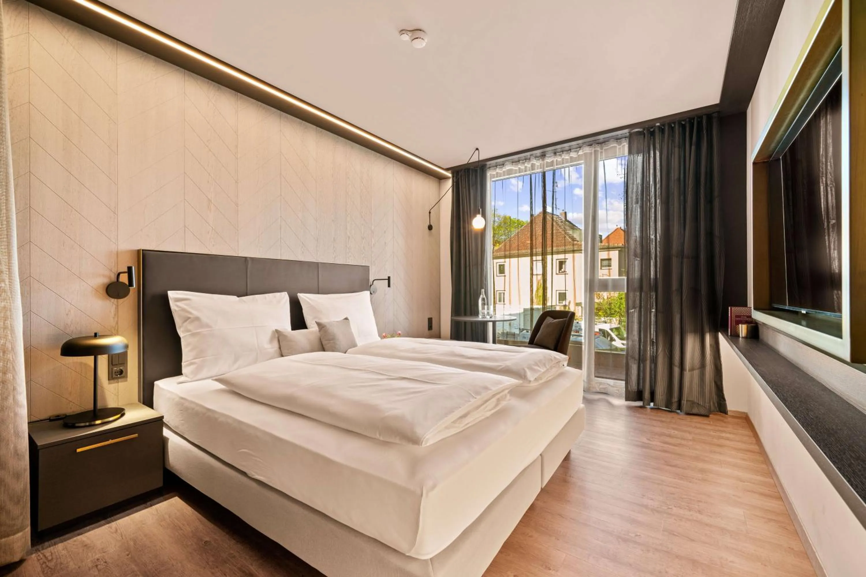 Photo of the whole room, Bed in Lukullum