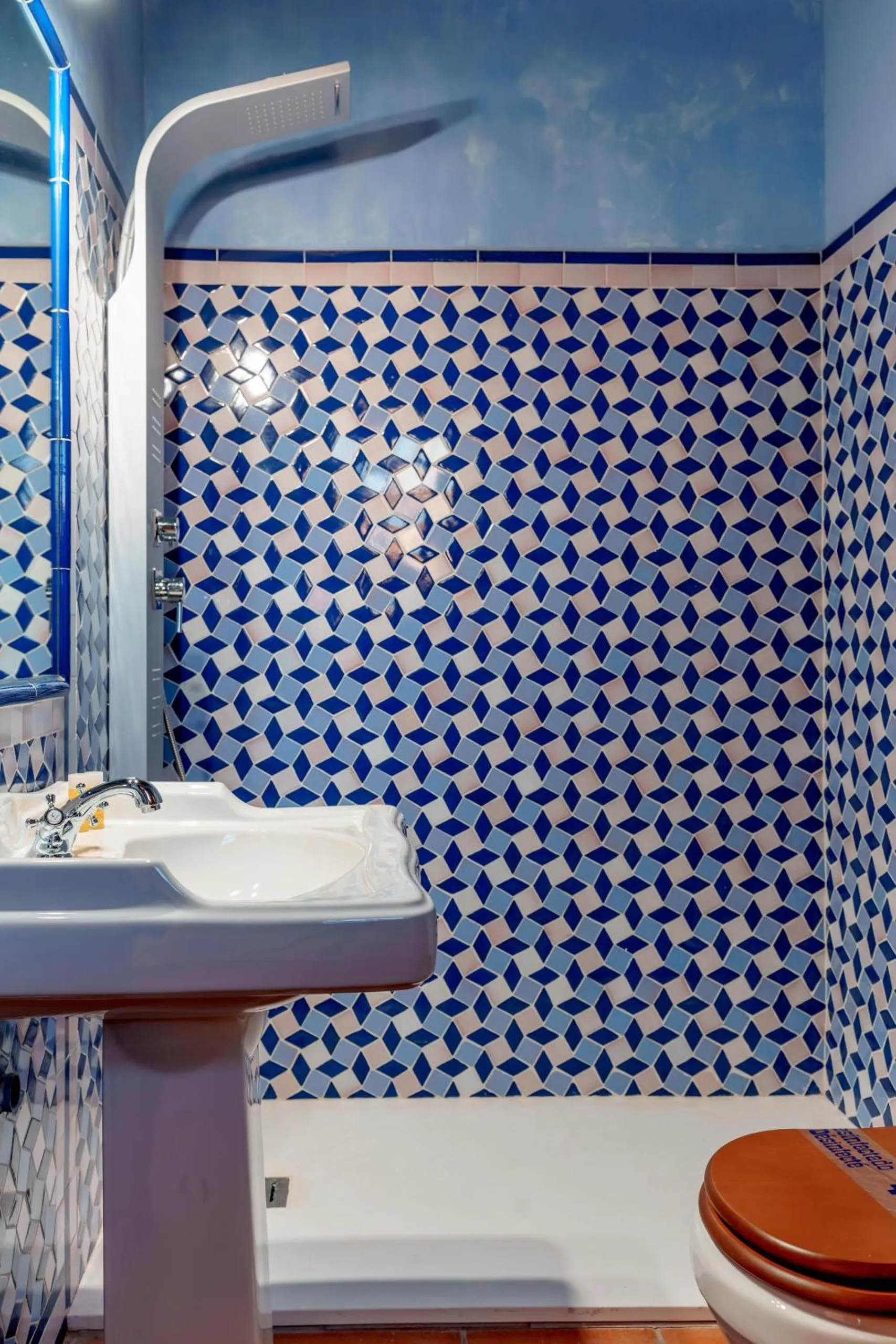 Shower in SUITES CASA DE LAS COLUMNAS