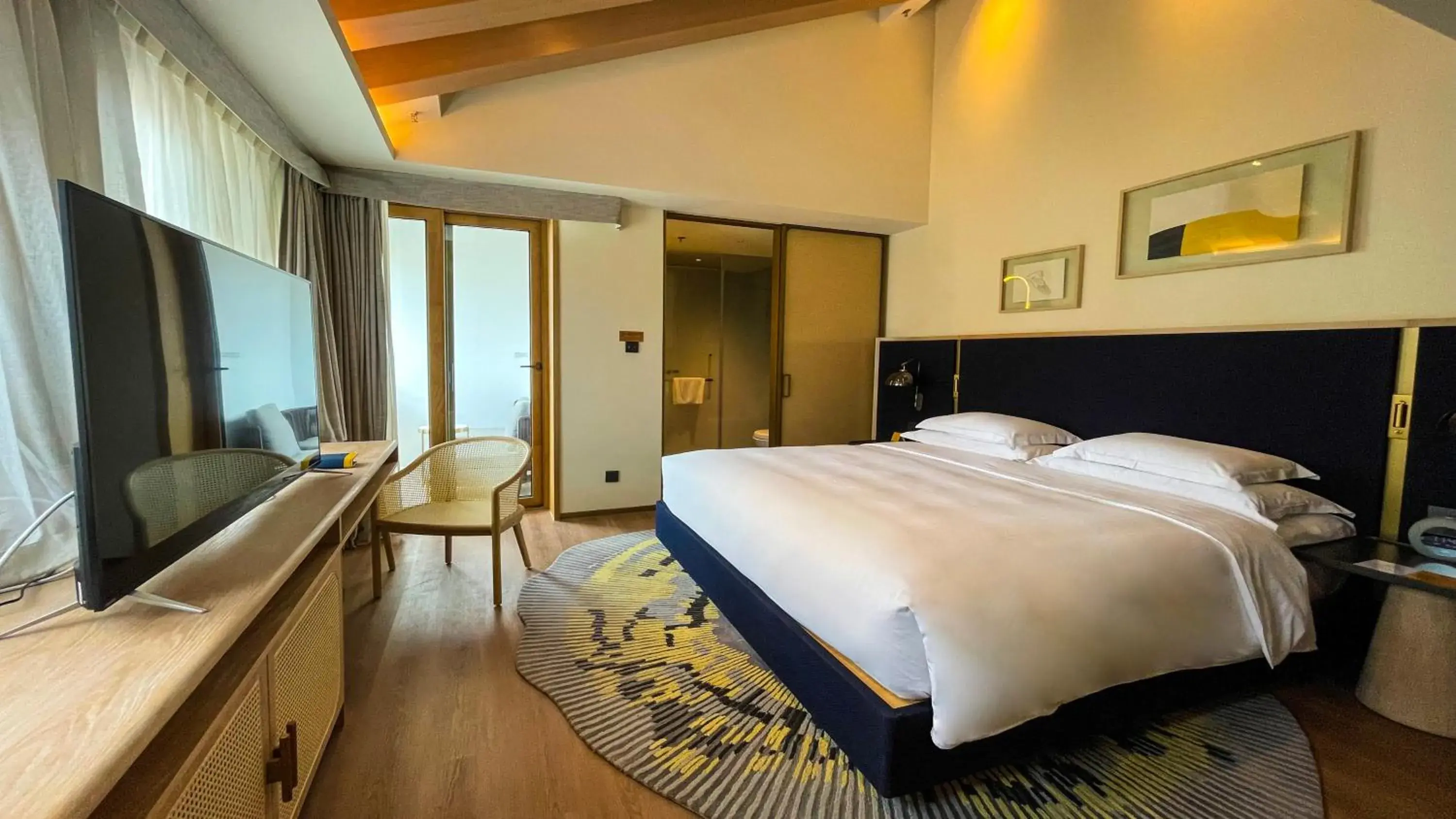 Two-Bedroom with Two Bathrooms and Hearing Accessible Roll In Shower - Non-Smoking in voco Nanjing Garden Expo by IHG Two-Bedroom with Two Bathrooms and Hearing Accessible Roll In Shower - Non-Smoking in voco Nanjing Garden Expo by IHG
