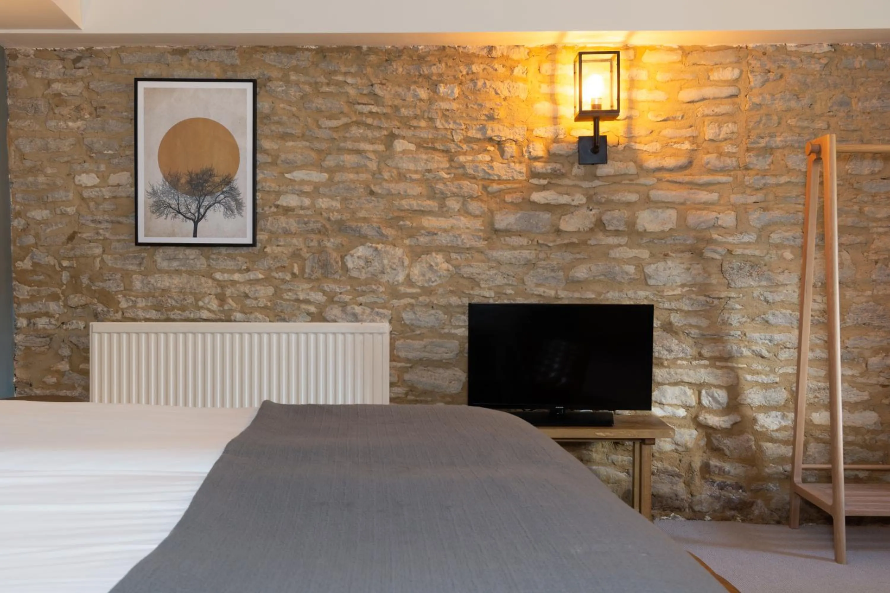 TV and multimedia in Jersey Arms Hotel Bicester