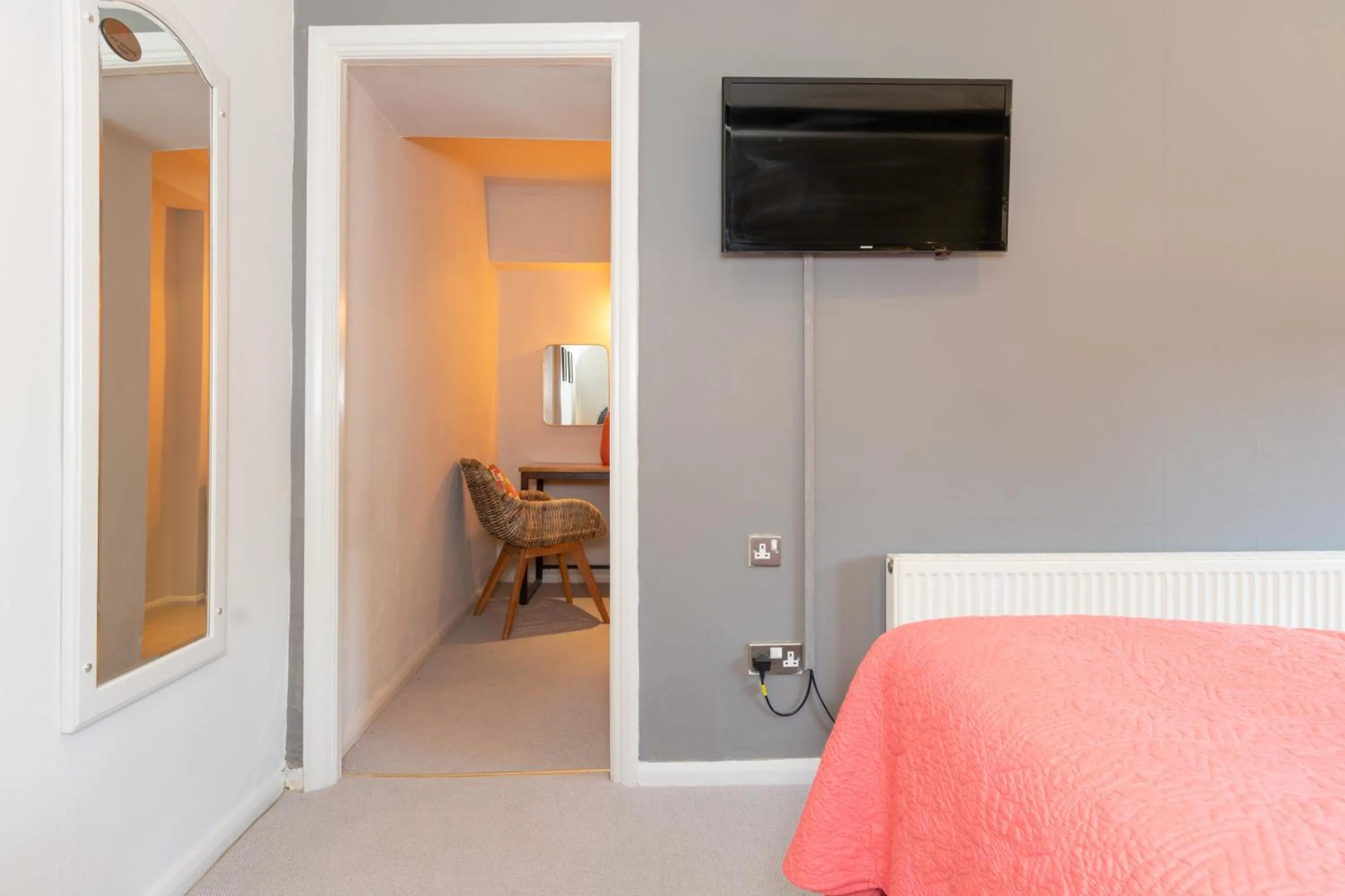 TV and multimedia in Jersey Arms Hotel Bicester