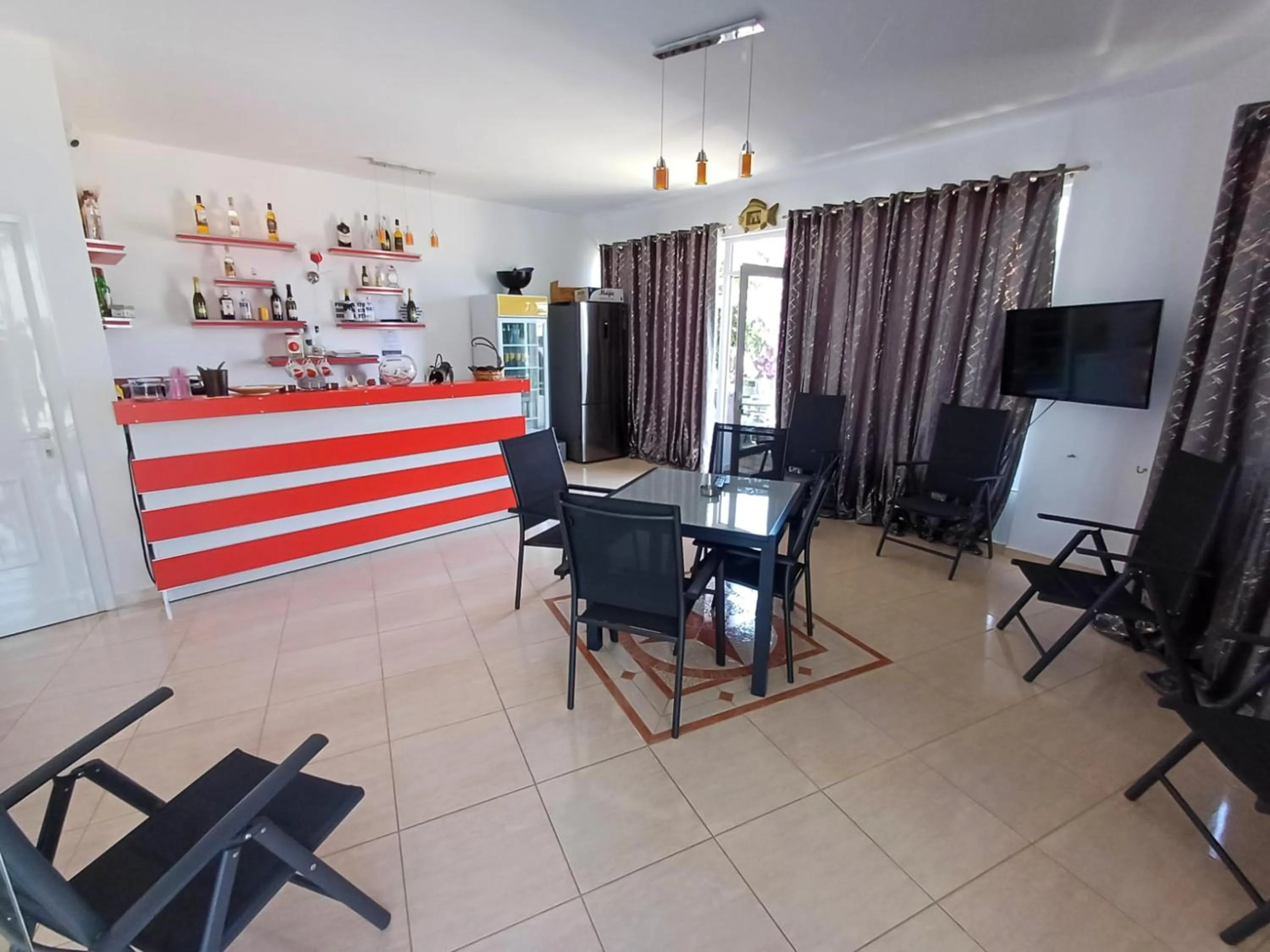 Communal lounge/ TV room in Hotel Sherifi