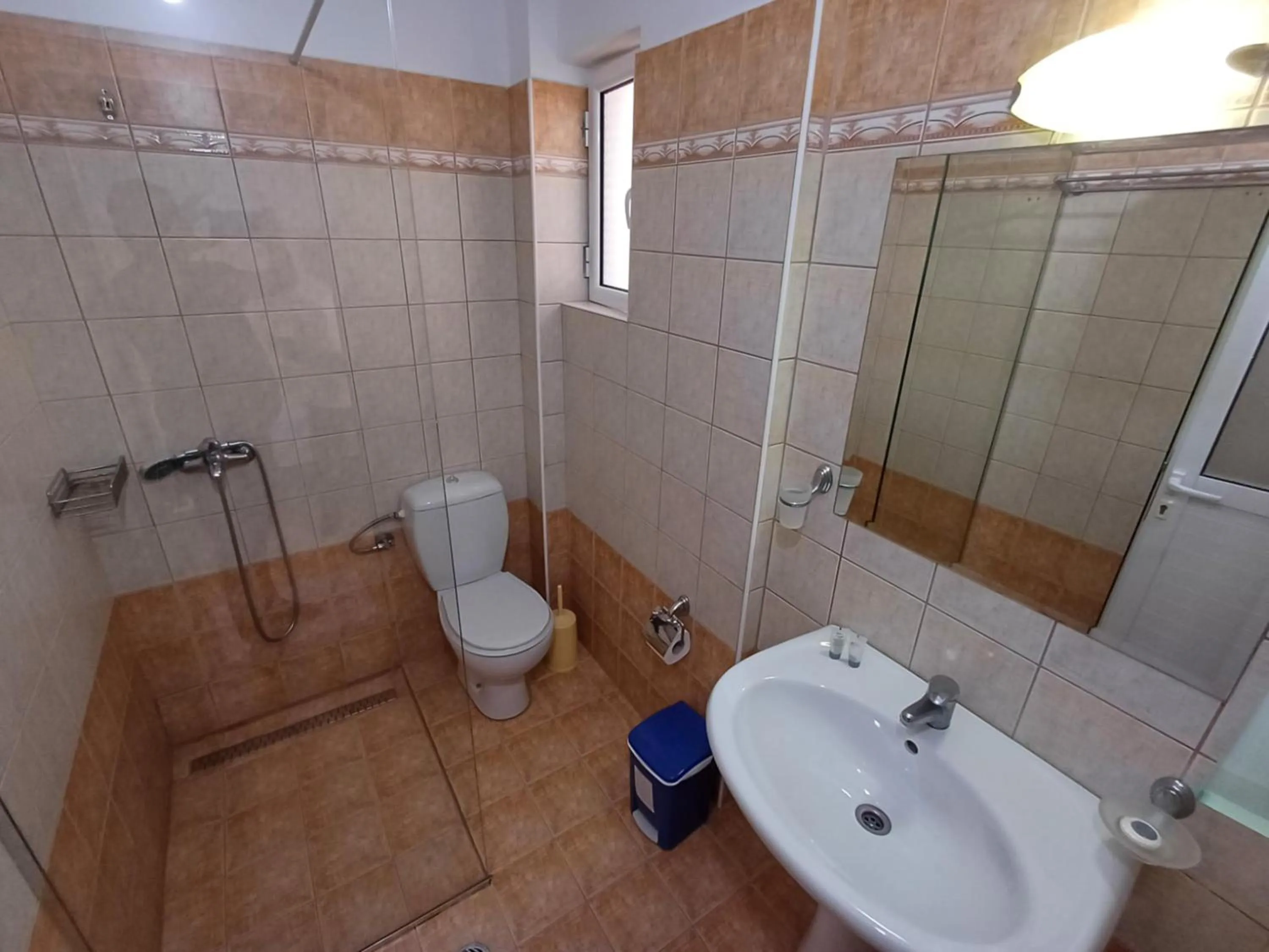 Shower in Hotel Sherifi