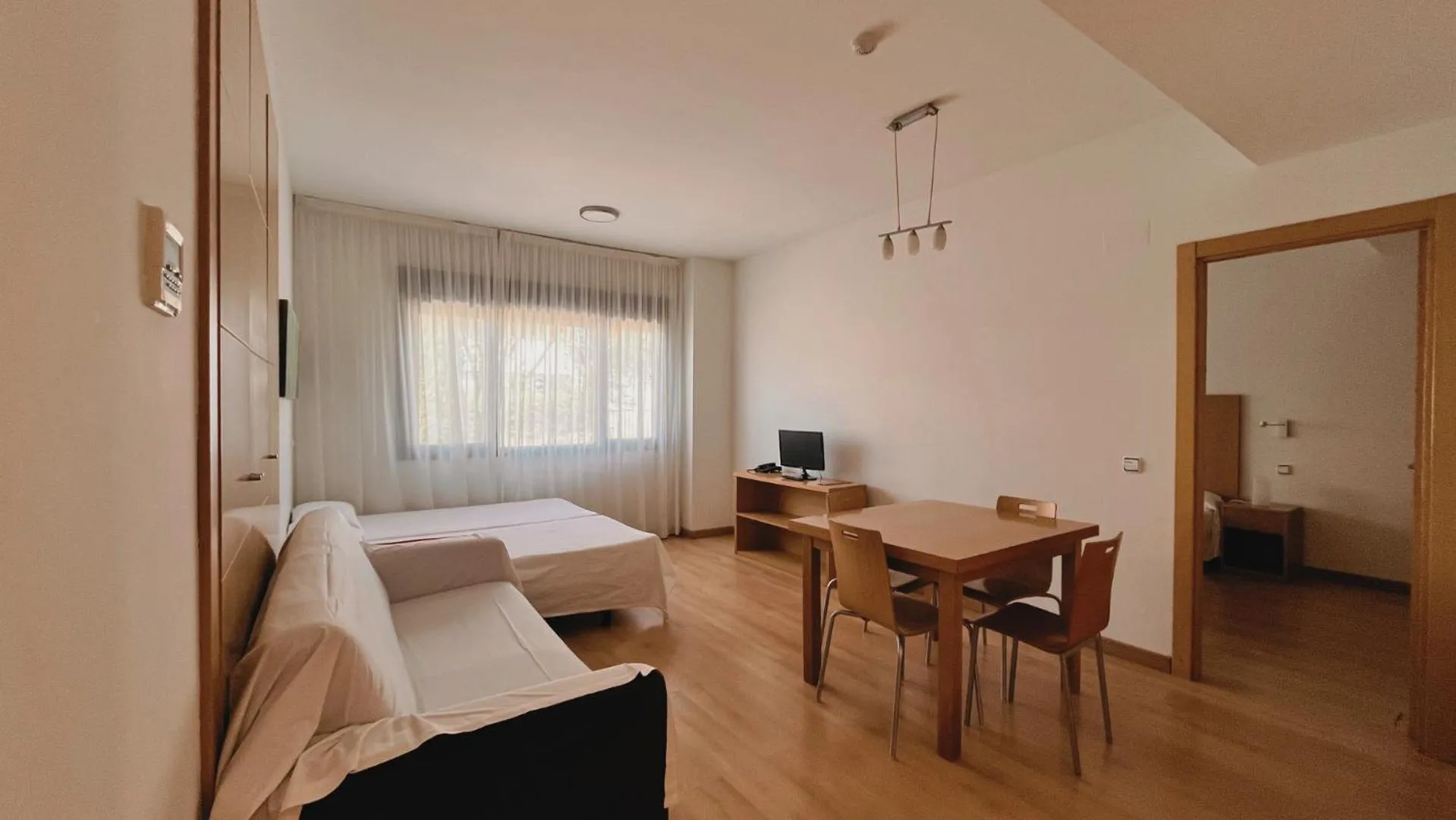 Living room, Bed in Hotel-Apartamentos Tartesos