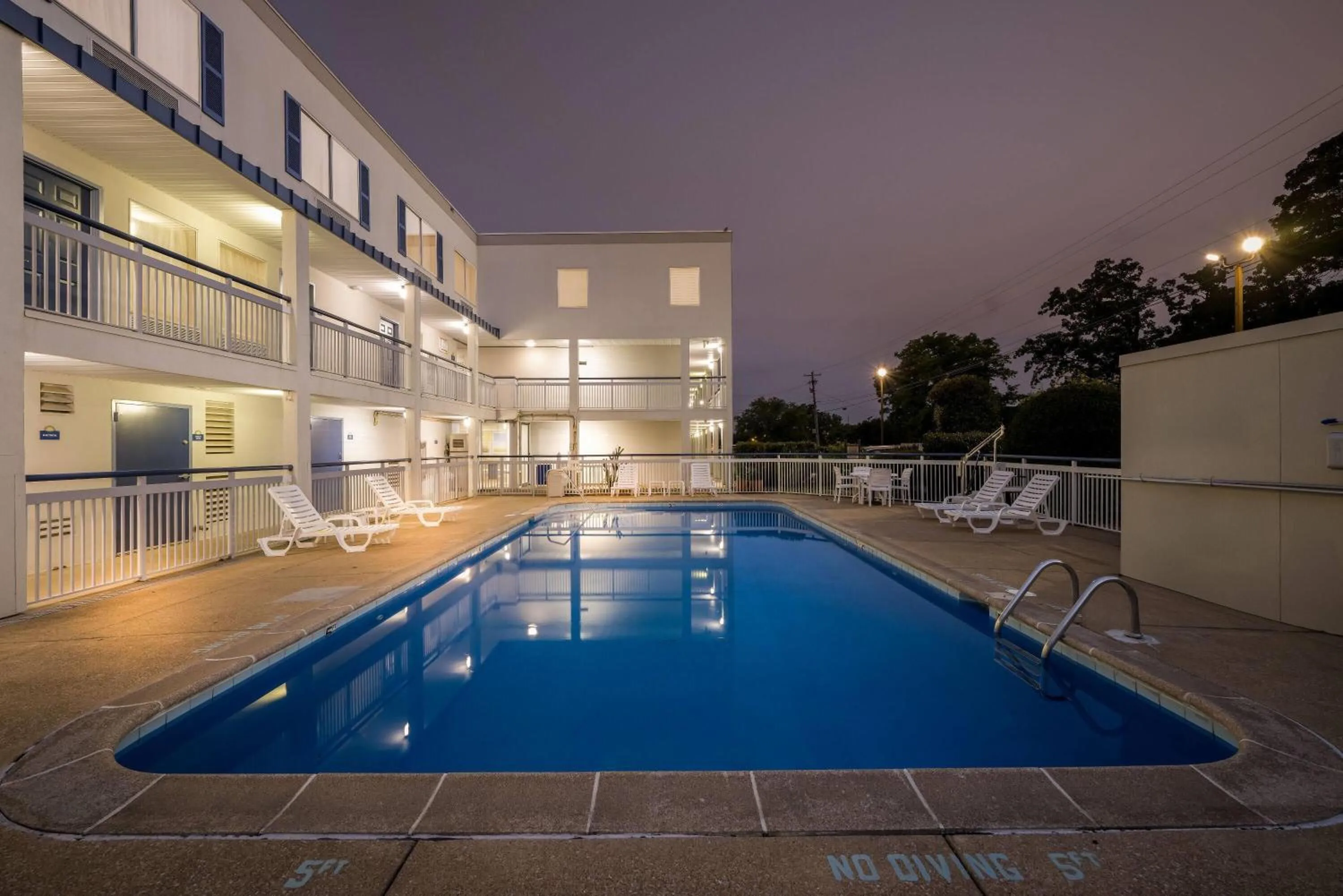Swimming pool in Days Inn by Wyndham Chattanooga/Hamilton Place