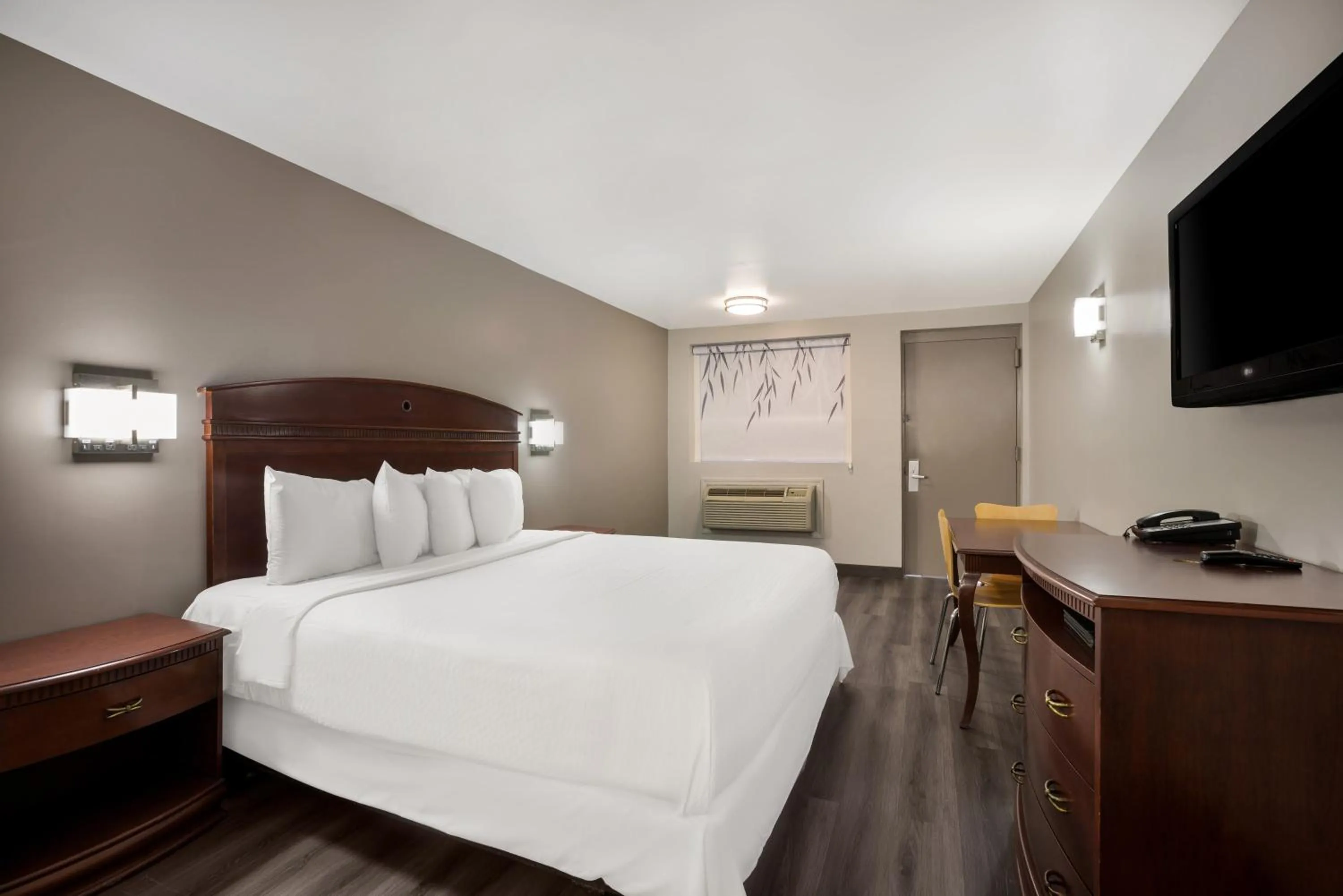 Bed in Red Carpet inn Edison