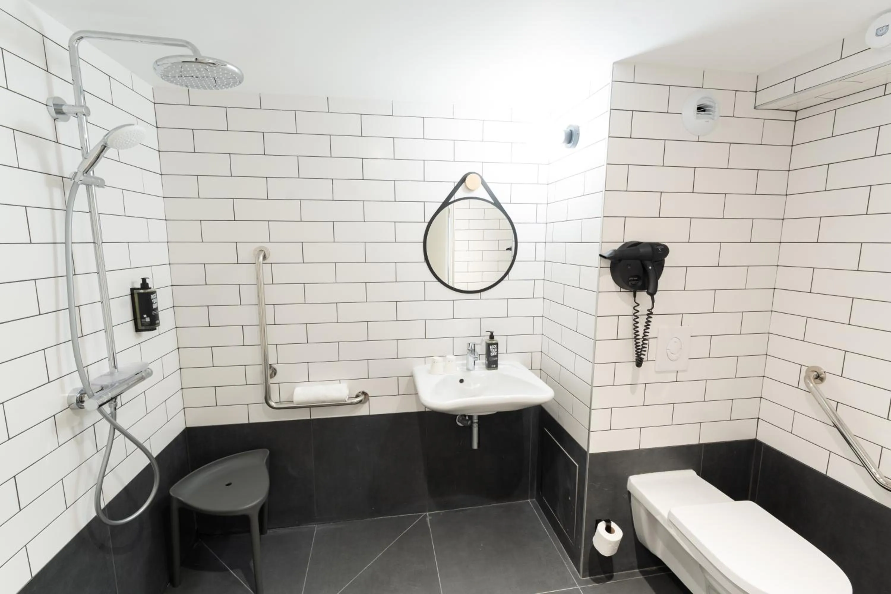 Shower in ibis Paris Nord Porte de Saint Ouen