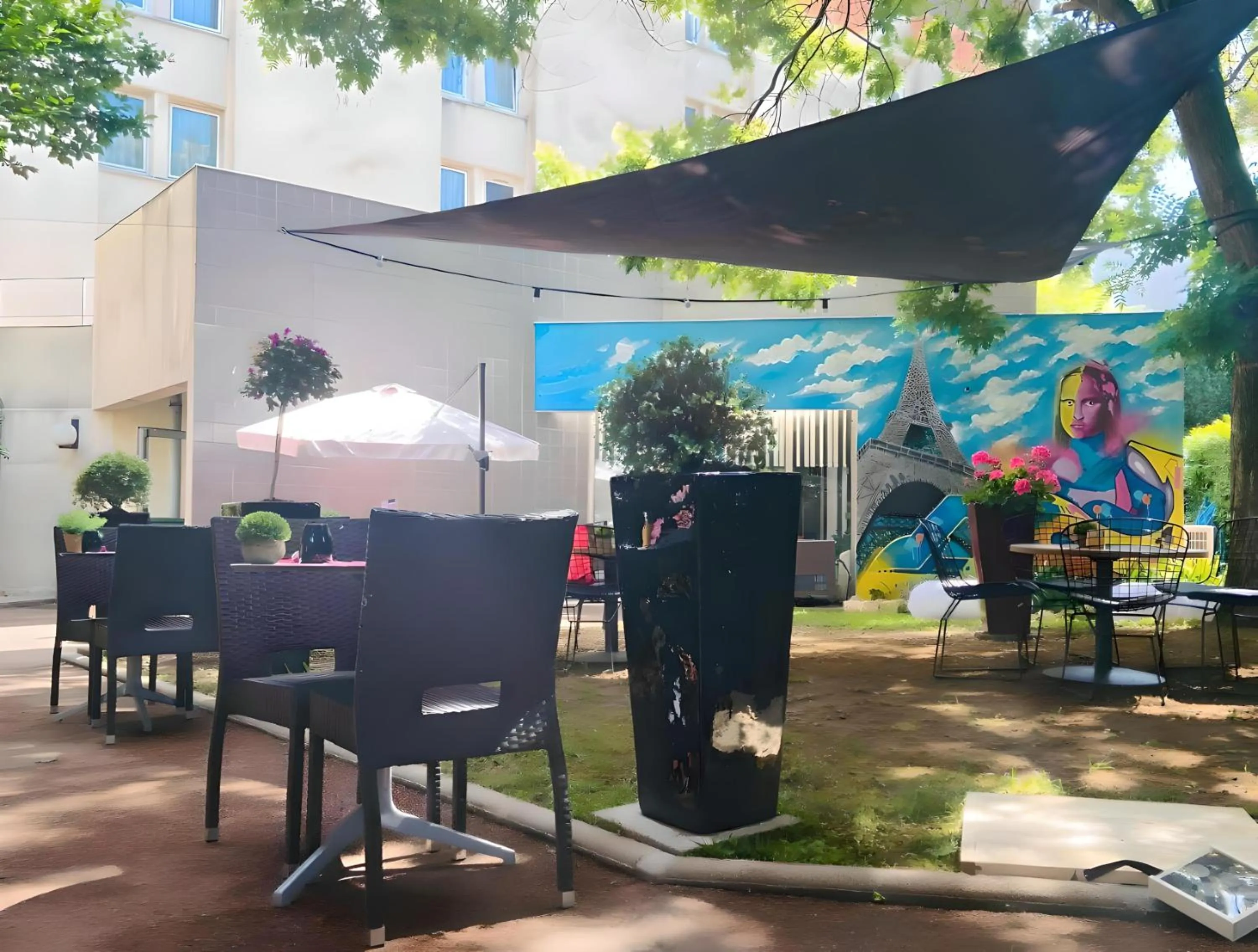 Patio in Hotel Inn Paris Nord Porte de Saint Ouen