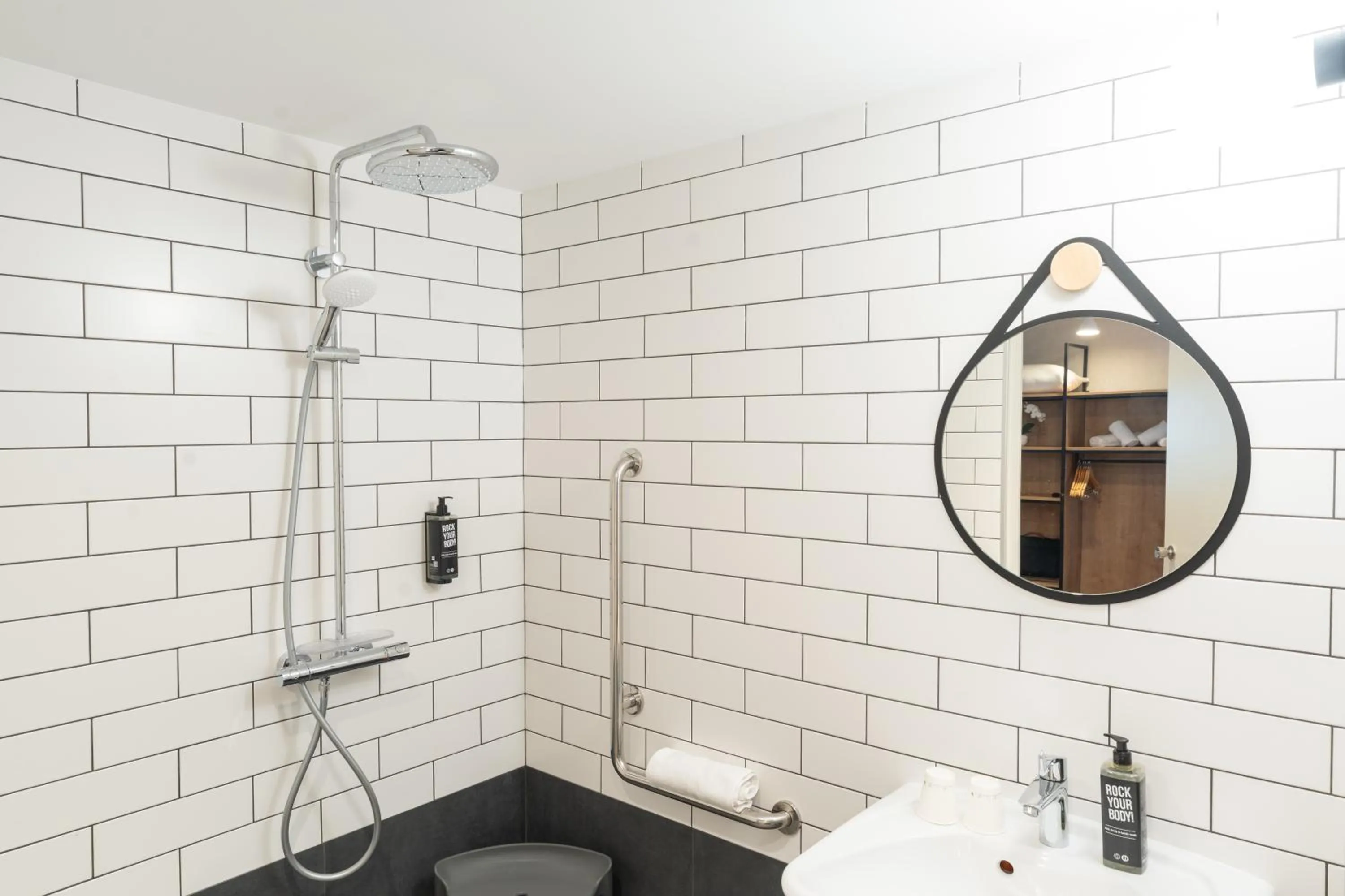 Shower in ibis Paris Nord Porte de Saint Ouen