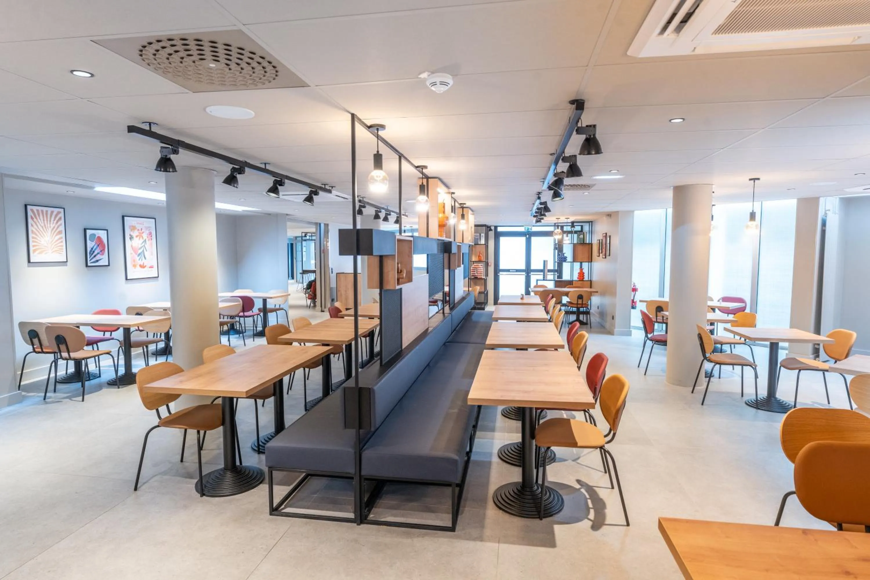 Restaurant/places to eat in ibis Paris Nord Porte de Saint Ouen
