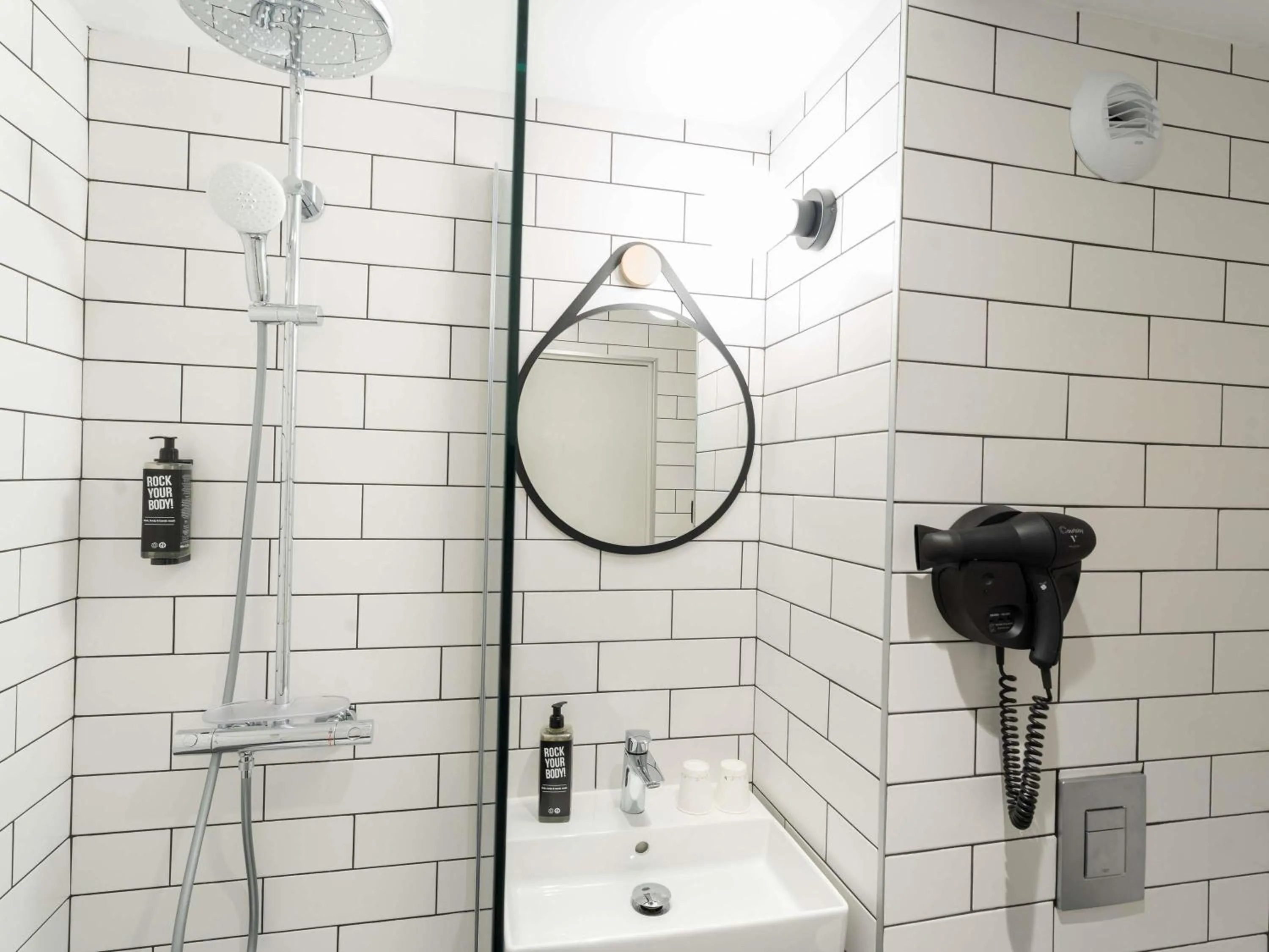 Bedroom in ibis Paris Nord Porte de Saint Ouen