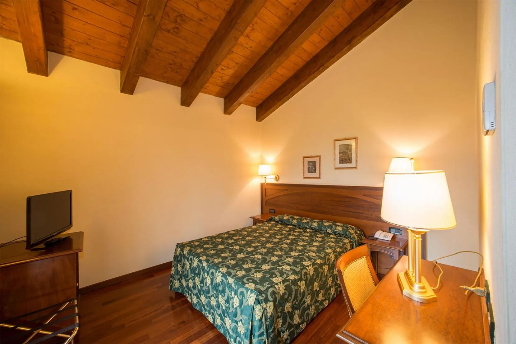 Photo of the whole room, Bed in Hotel Conteverde