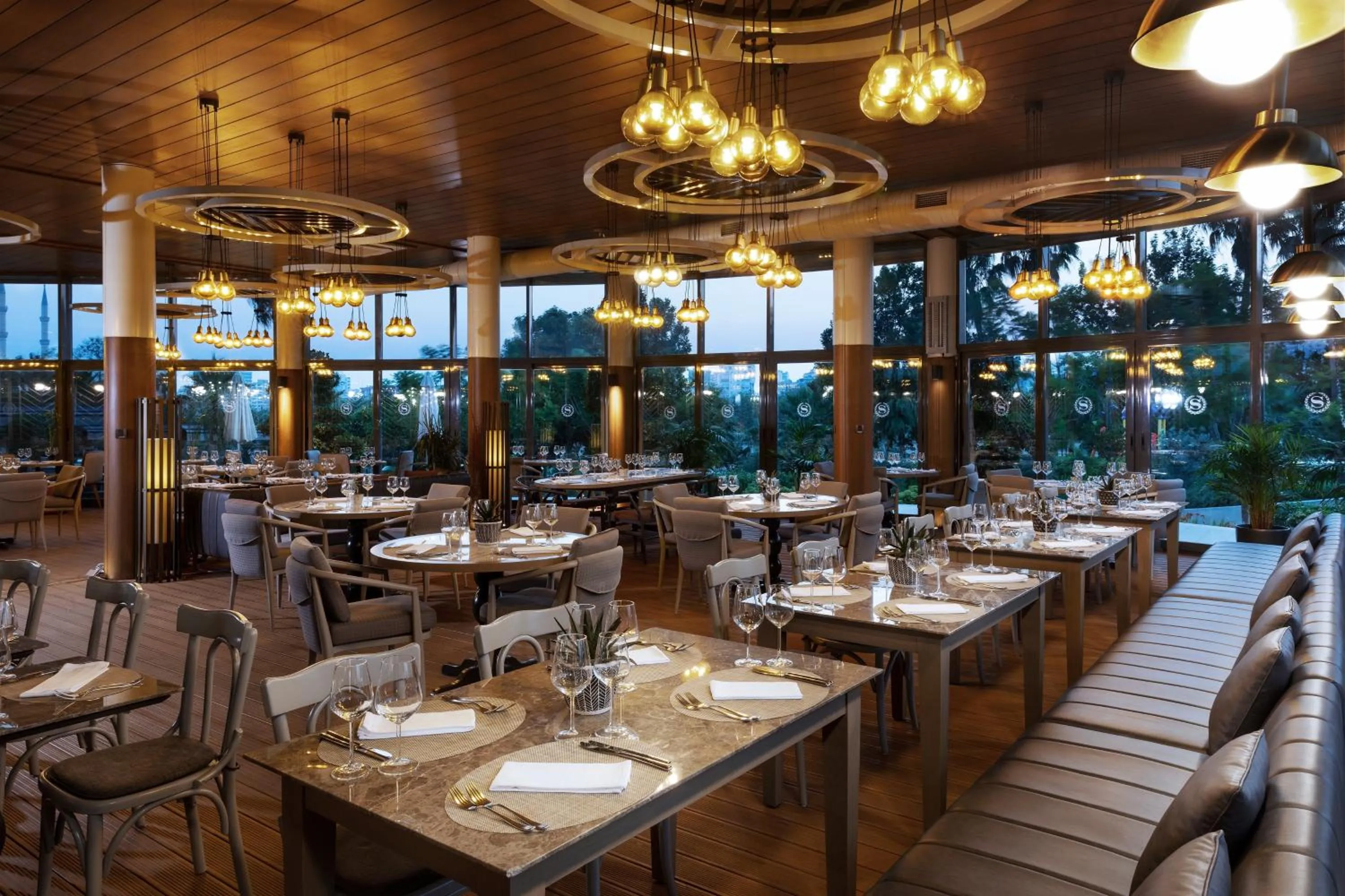 Restaurant/places to eat in Sheraton Grand Adana