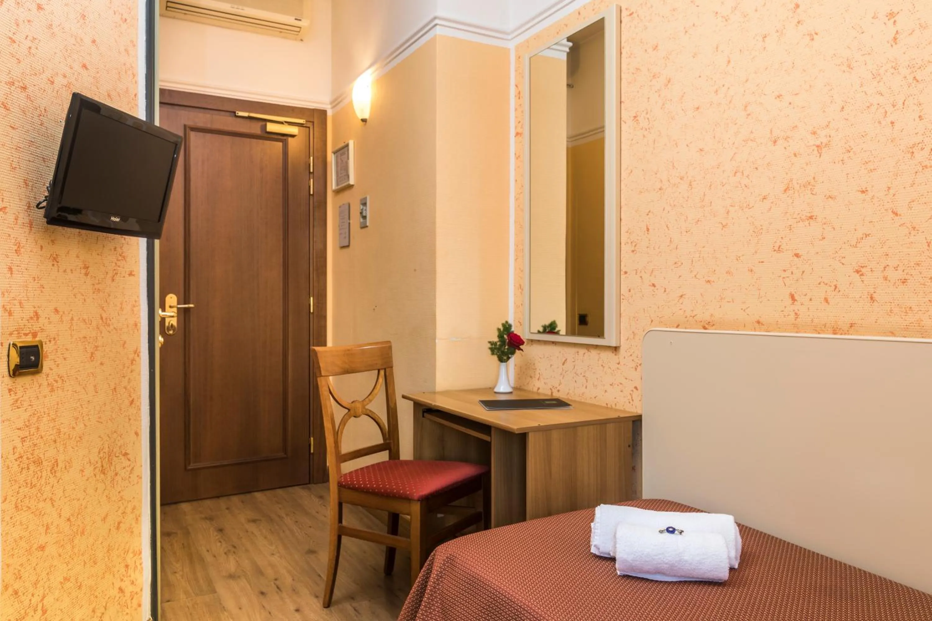 Bedroom, Bed in Hotel Villa Rosa