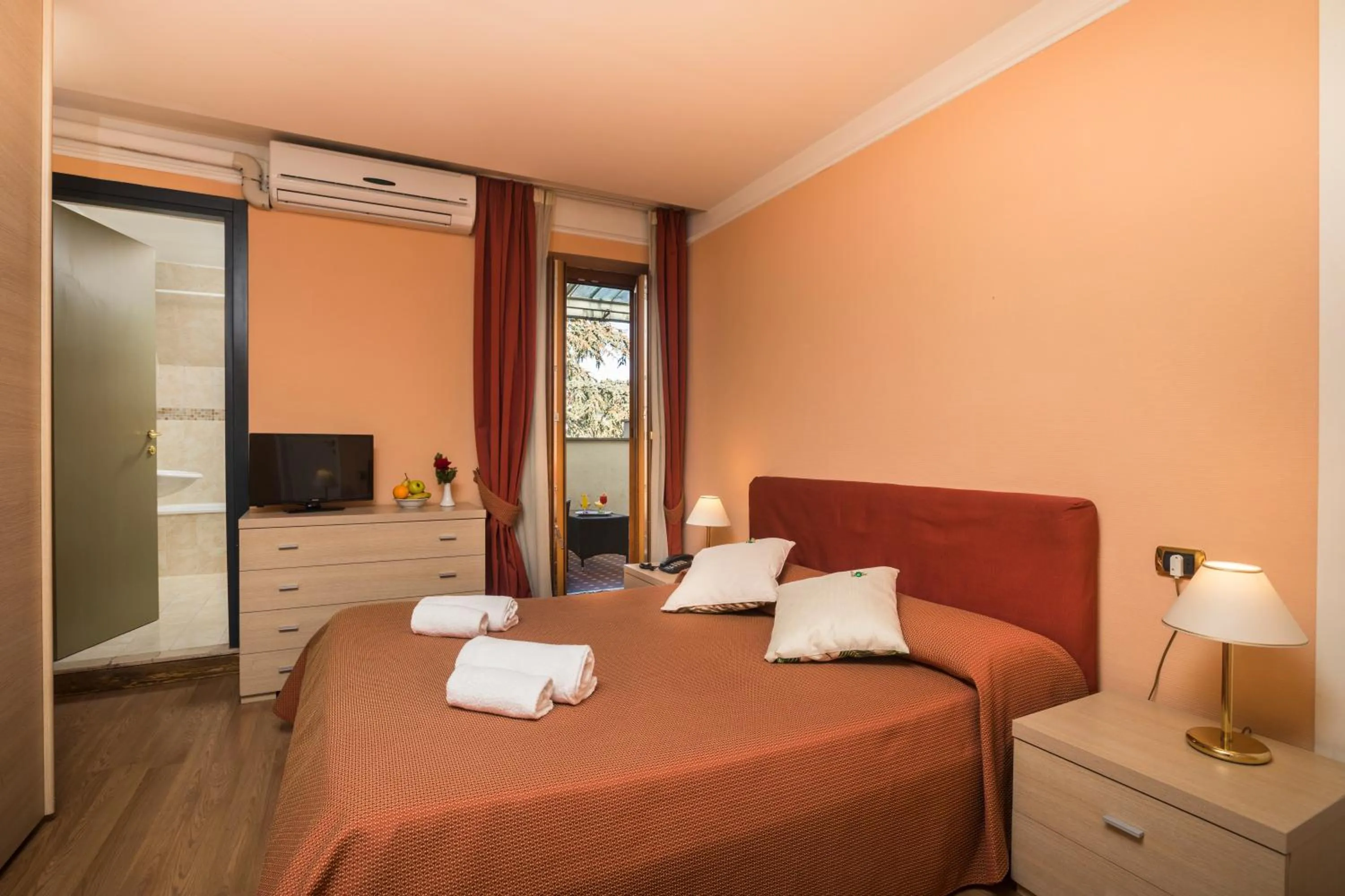 Bedroom, Bed in Hotel Villa Rosa