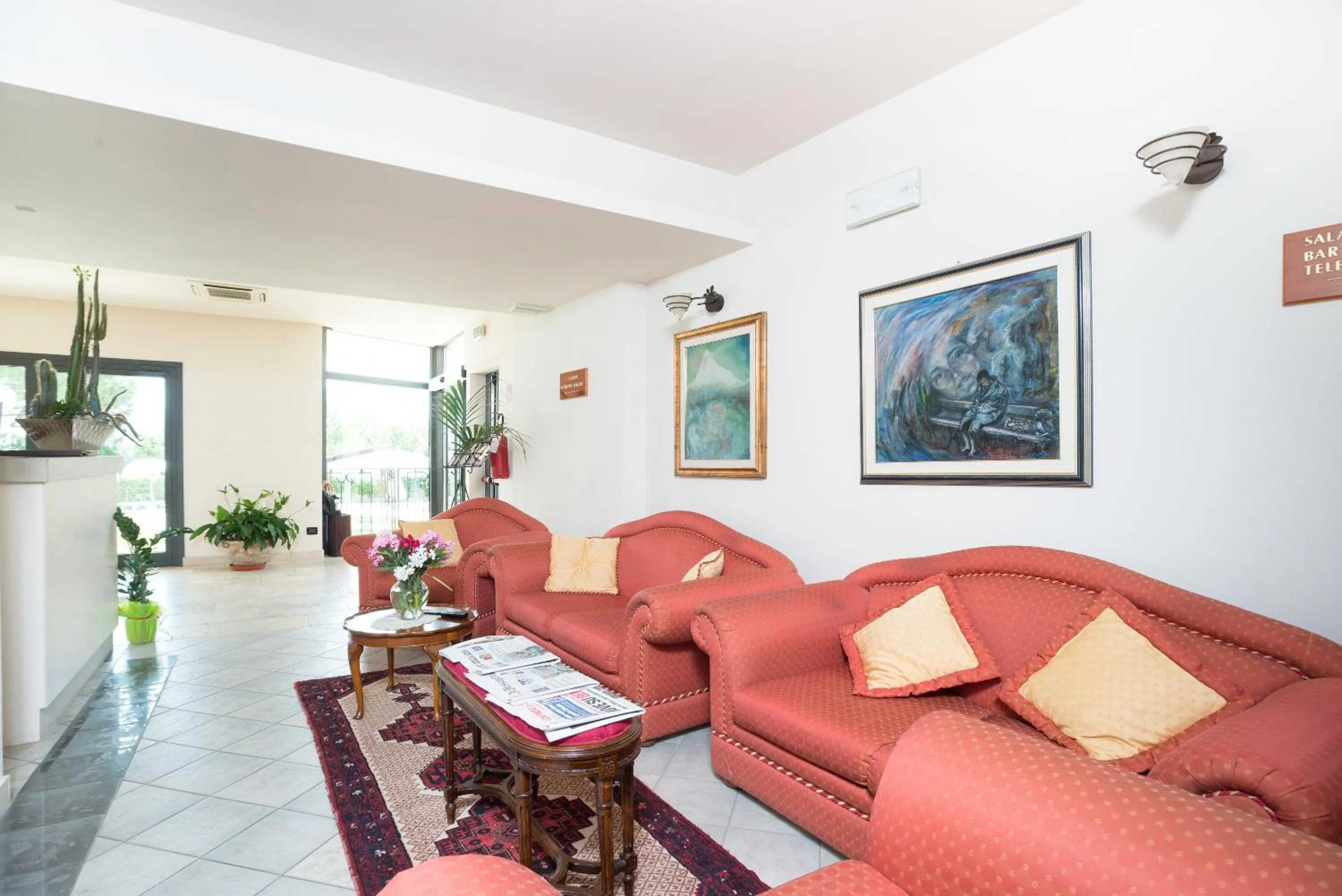 Communal lounge/ TV room in Terra Umbra Hotel