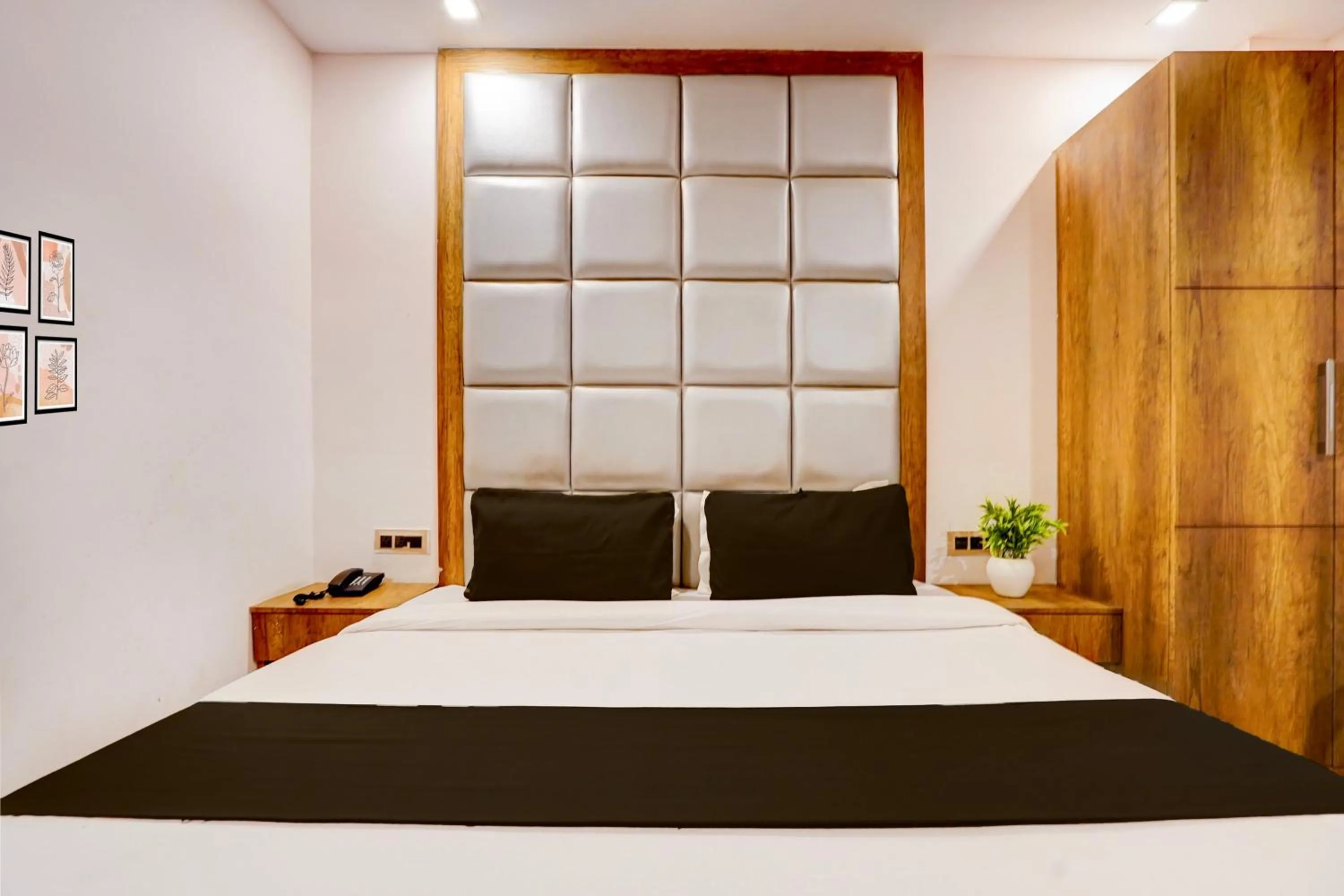 Bedroom, Bed in Hotel O Haridwar Near Shanti Kunj