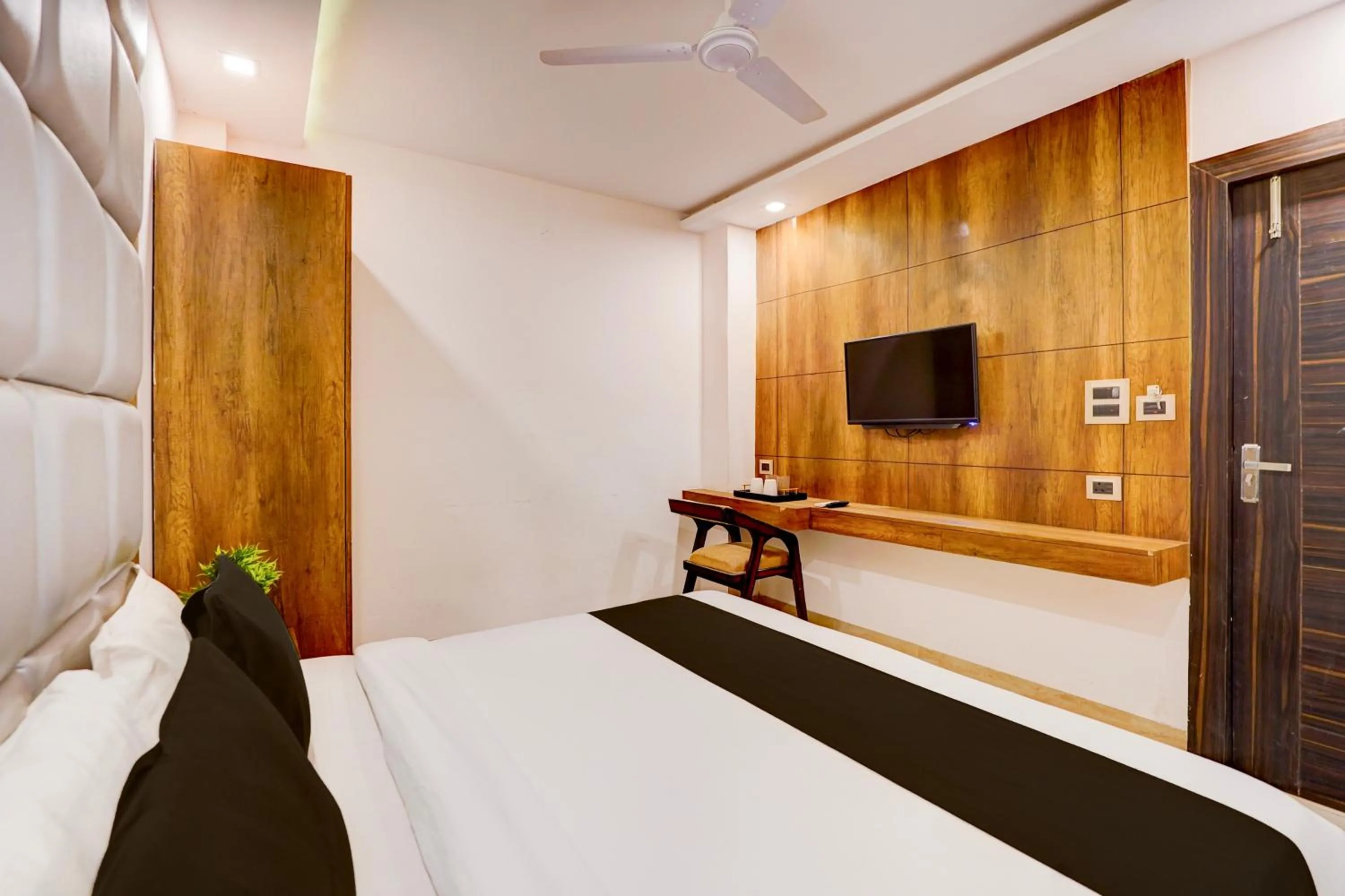 Bedroom, Bed in Hotel O Haridwar Near Shanti Kunj