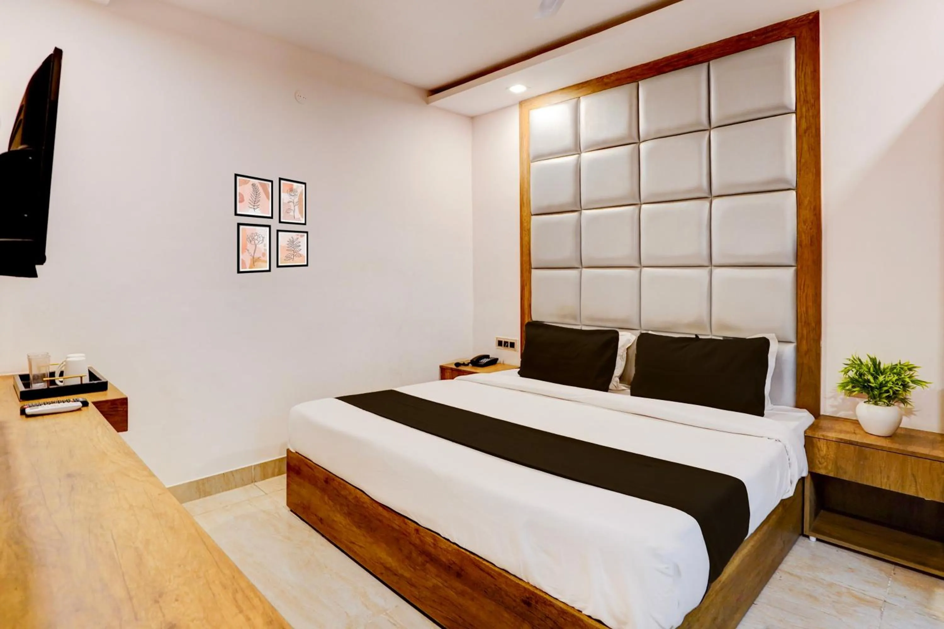 Bedroom, Bed in Hotel O Haridwar Near Shanti Kunj