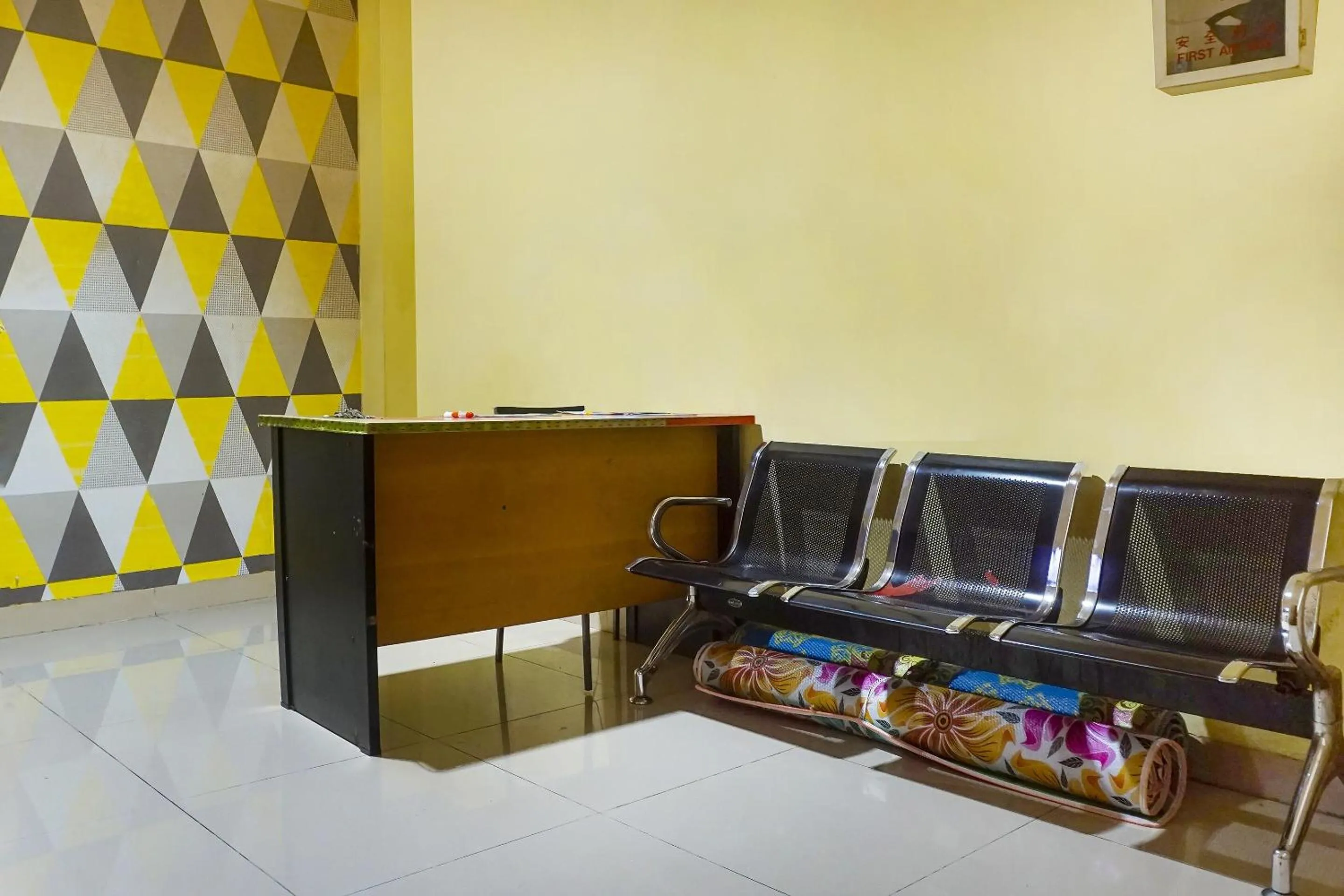 Lobby or reception in Hotel O Kos'ta Homestay Makassar