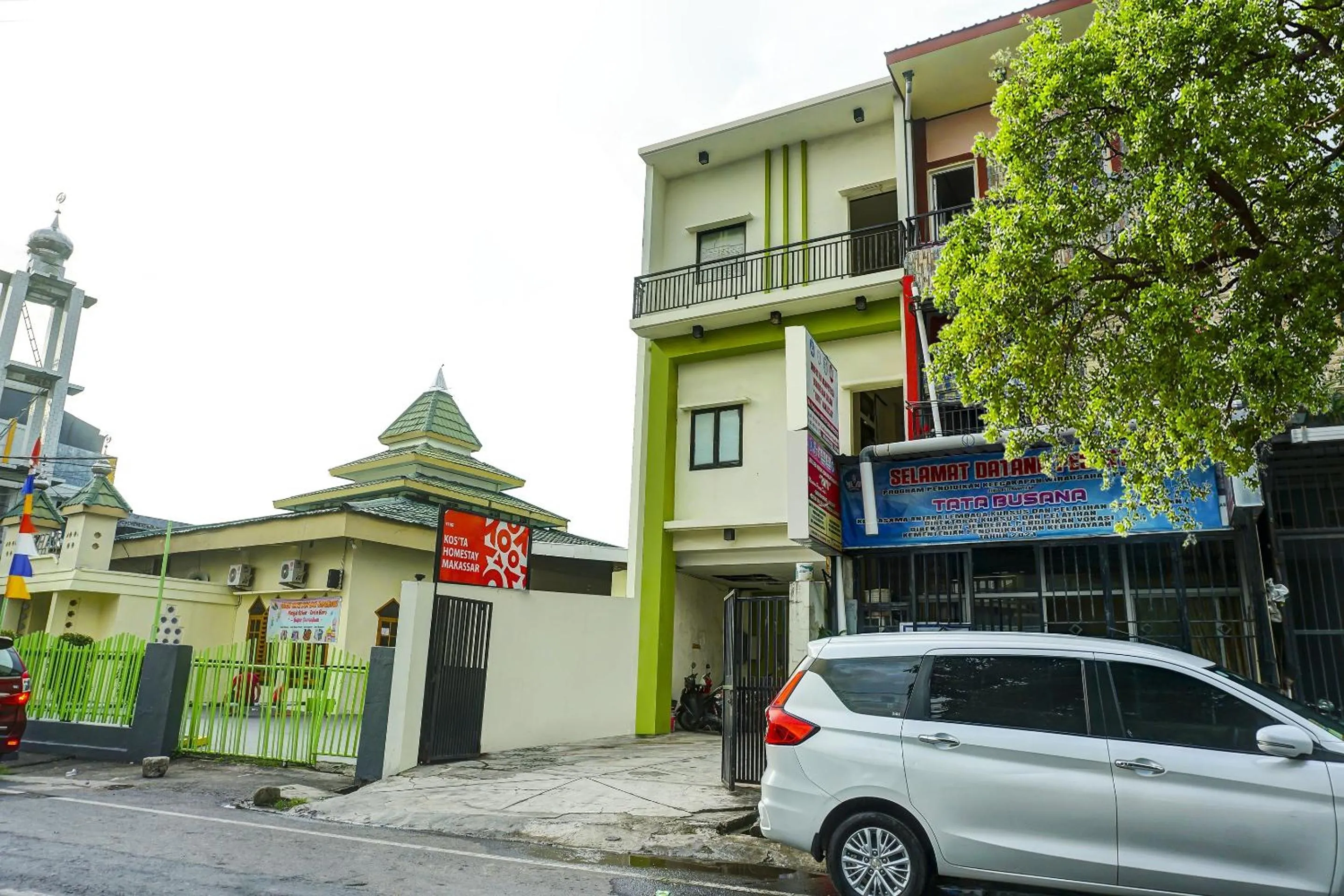 Facade/entrance in Hotel O Kos'ta Homestay Makassar