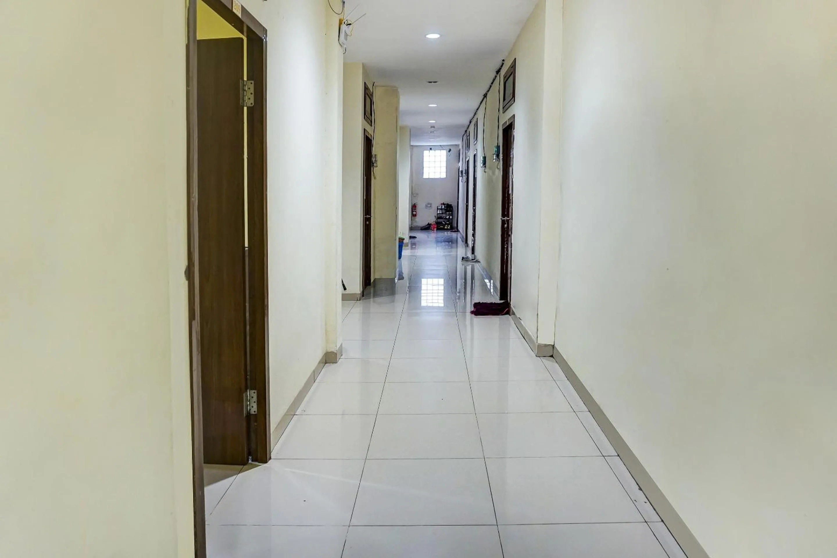 Lobby or reception in Hotel O Kos'ta Homestay Makassar