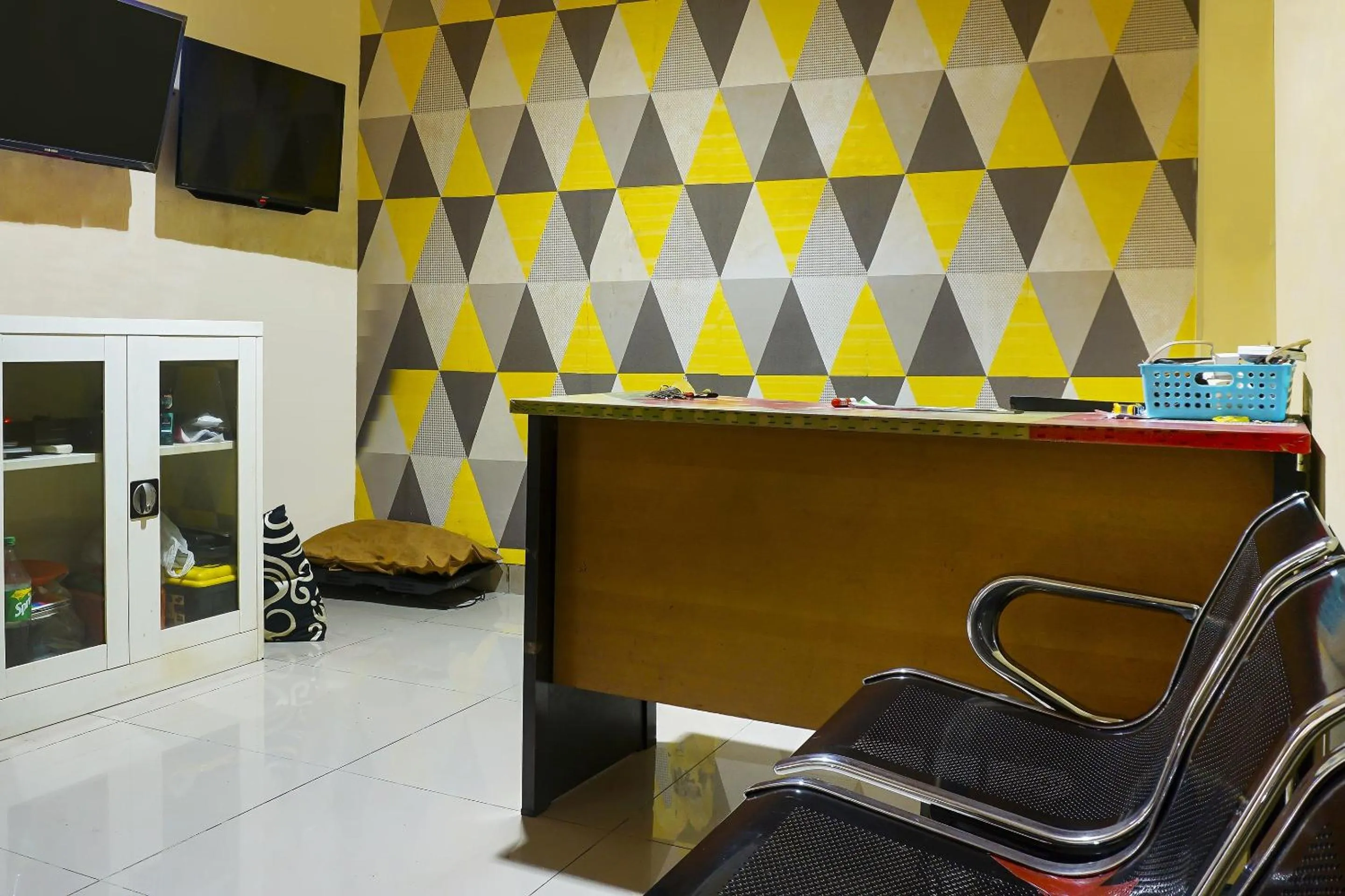 Lobby or reception in Hotel O Kos'ta Homestay Makassar