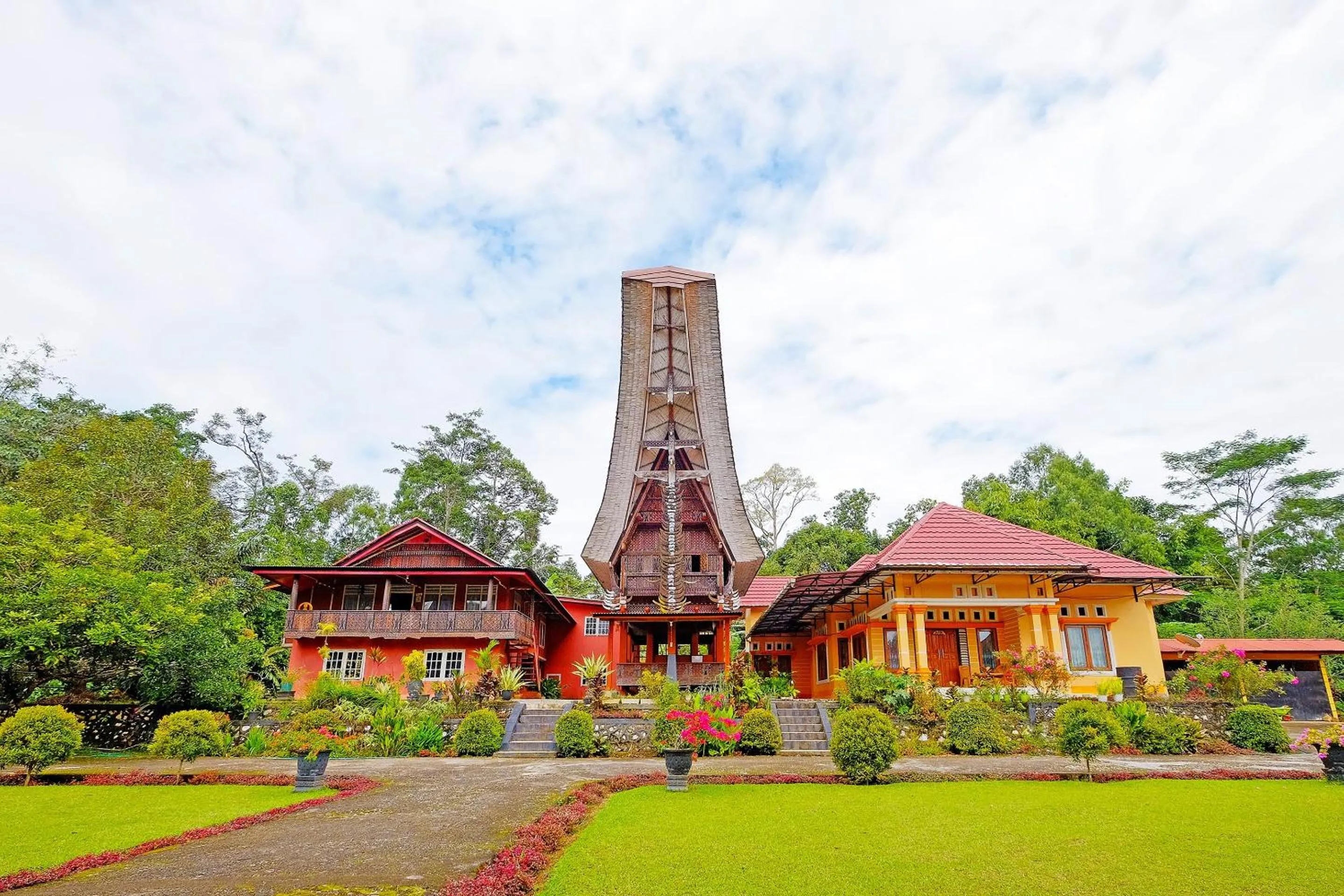 Facade/entrance in Hotel O Tatto Bara Homestay Near Tongkonan Payung Pangden