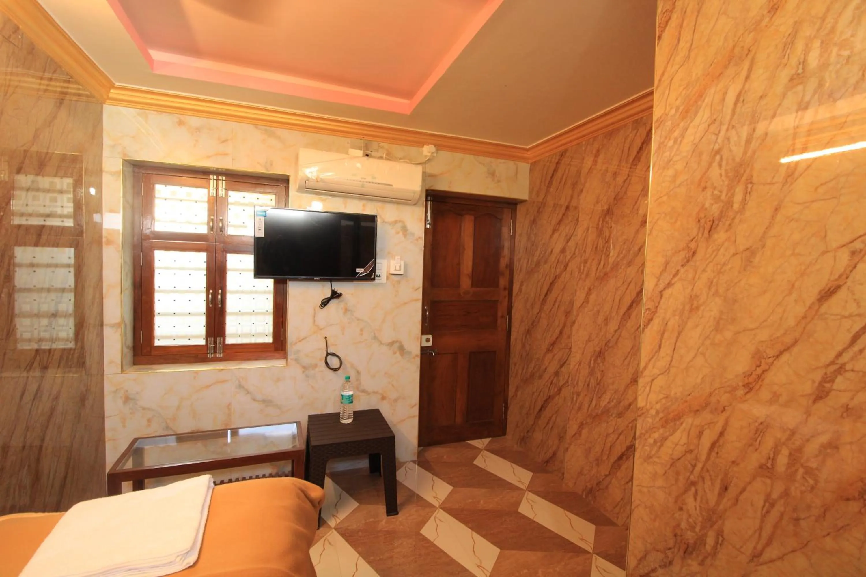 Bed in French Breeze Residency