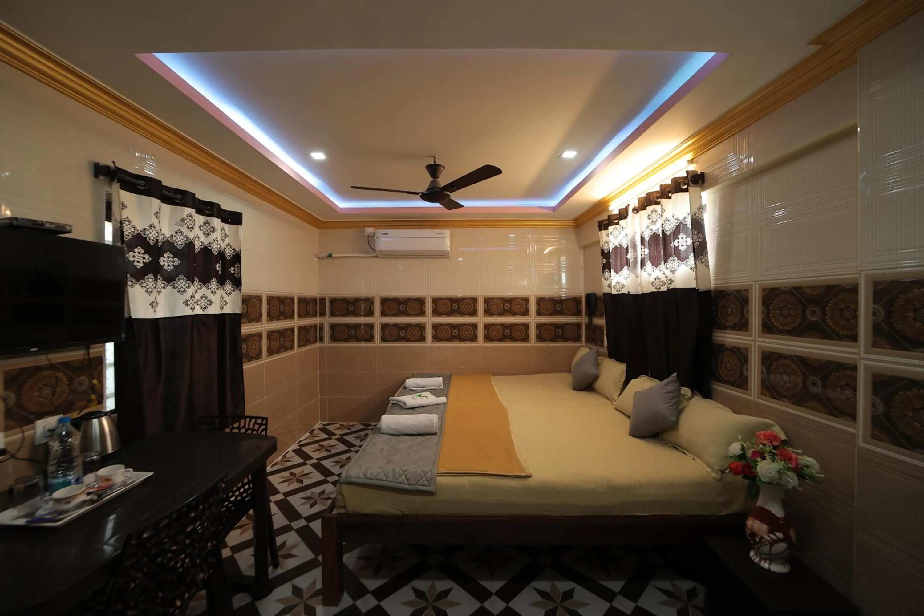 Bed in French Breeze Residency