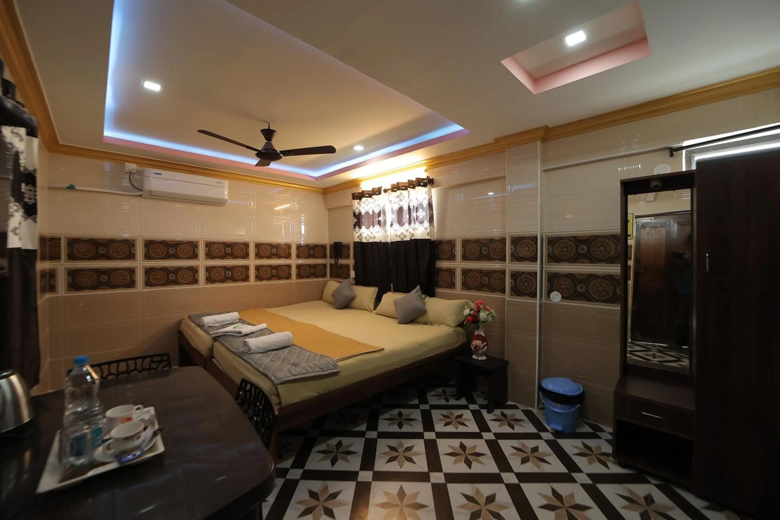 Bed in French Breeze Residency