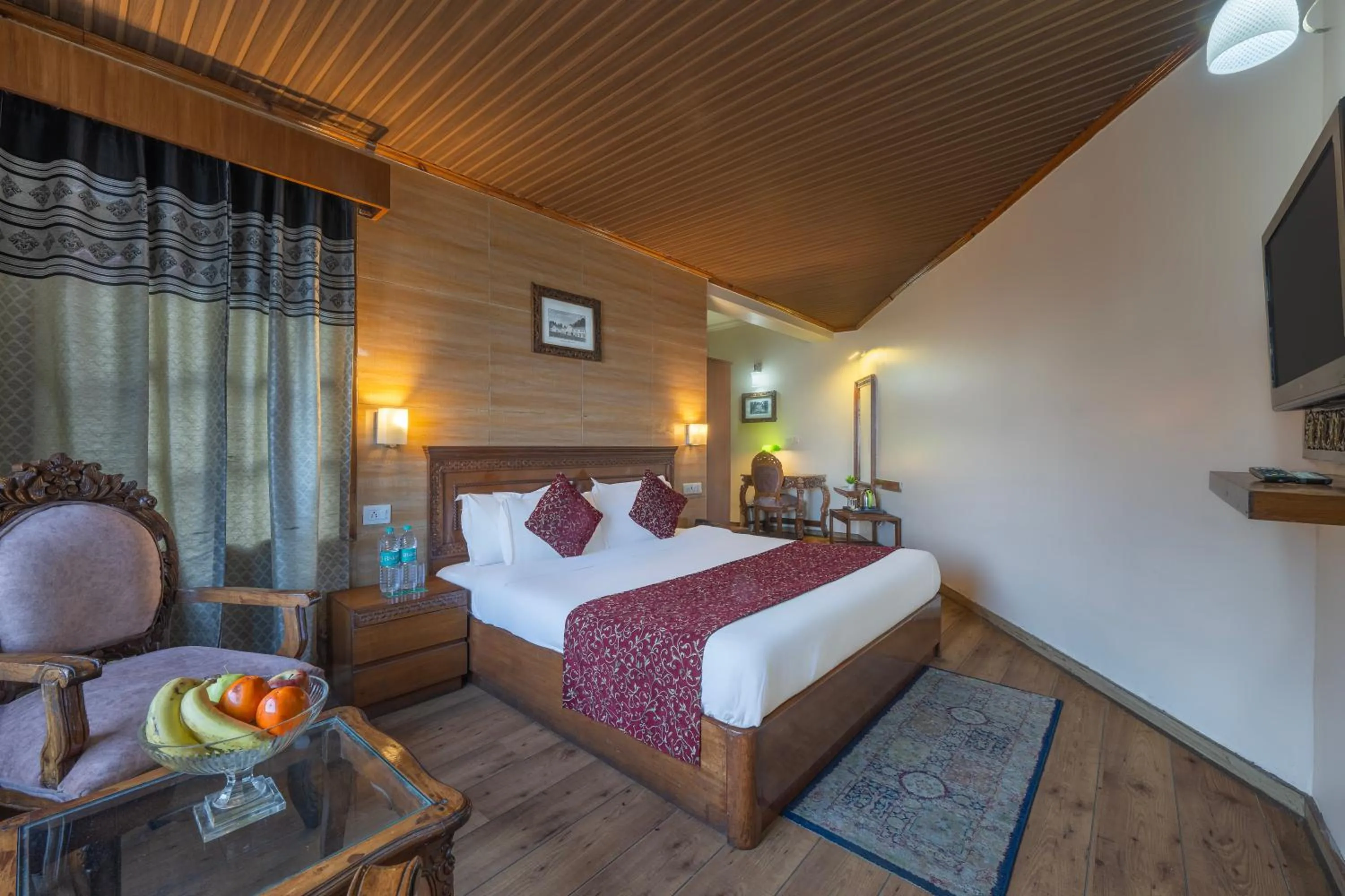 Bed in Wingait Inn - Hotel Near Mall Road