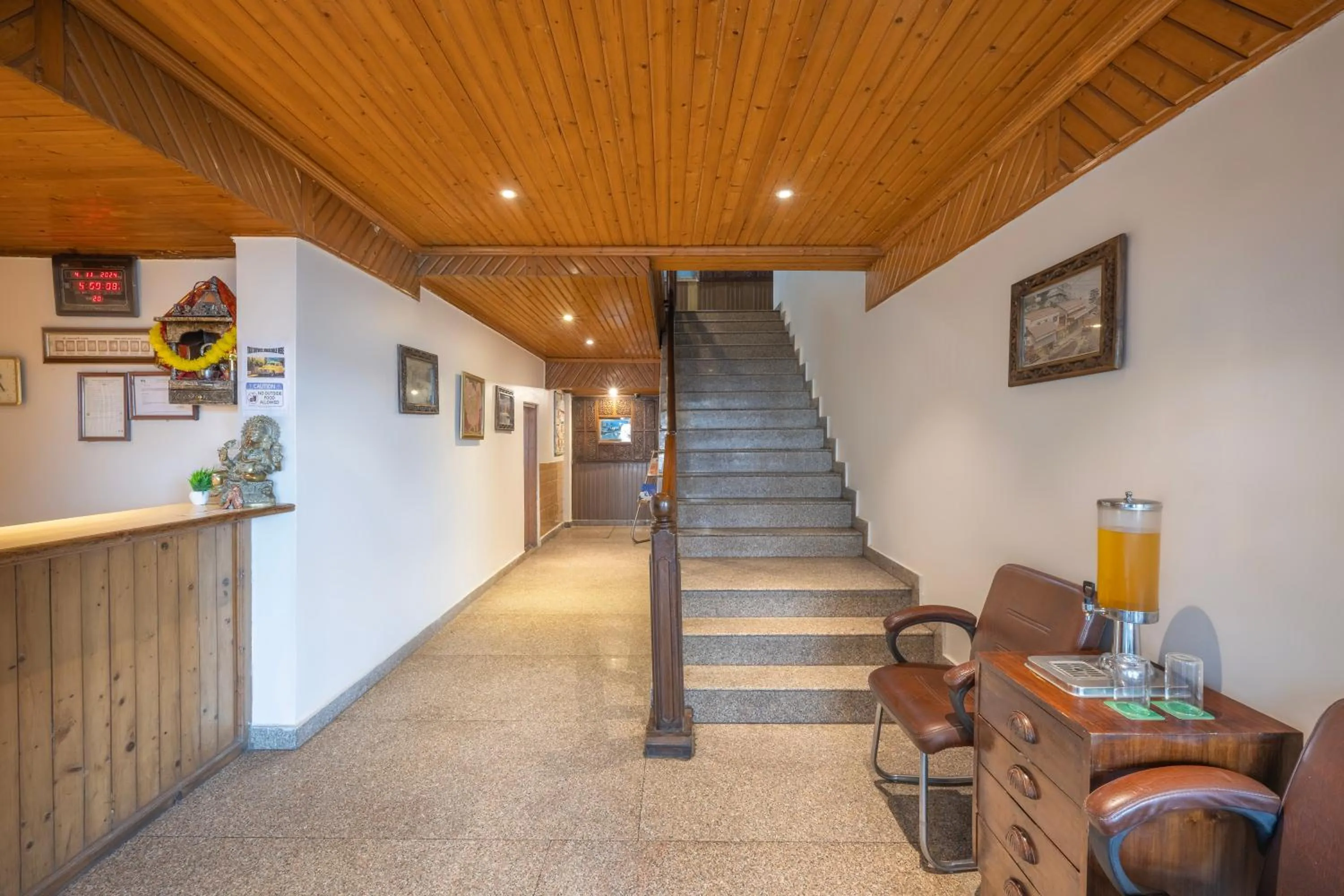 Lobby or reception in Wingait Inn - Hotel Near Mall Road