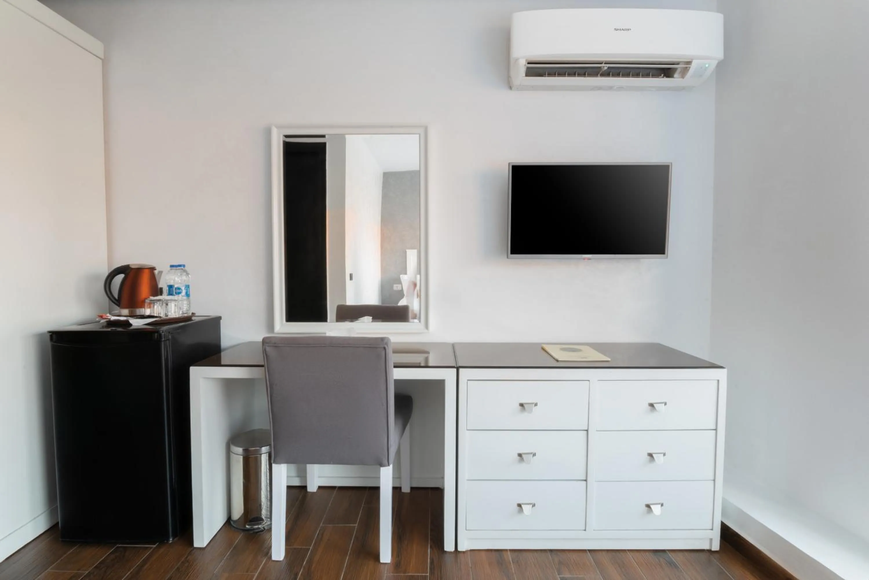 Communal lounge/ TV room in Nile Villa Hotel