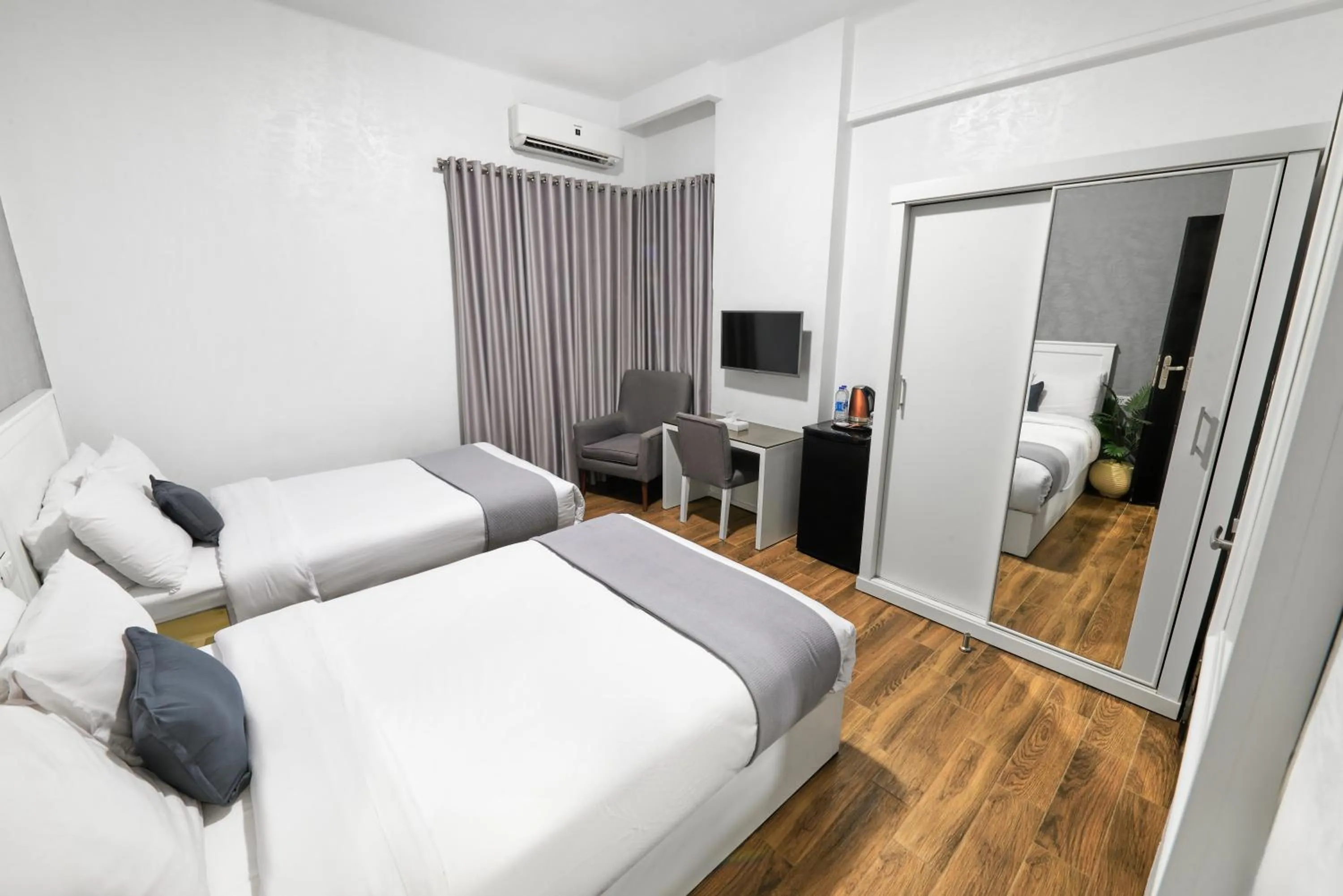 Communal lounge/ TV room, Bed in Nile Villa Hotel