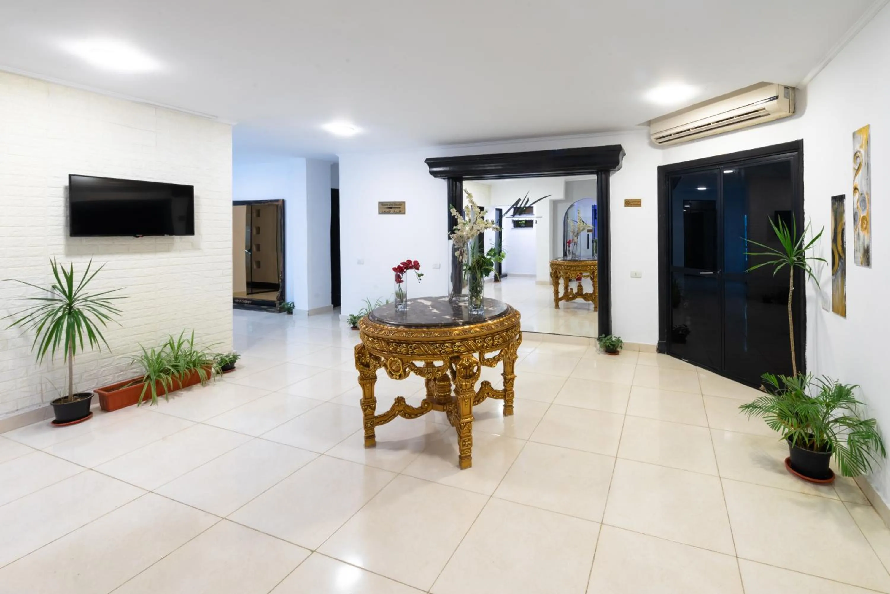 Communal lounge/ TV room in Nile Villa Hotel