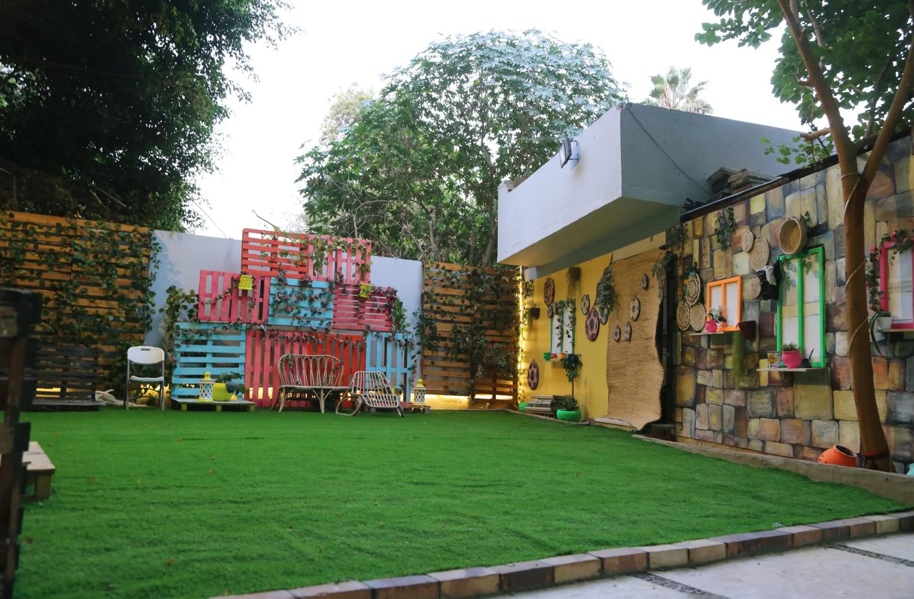 Communal lounge/ TV room in Nile Villa Hotel