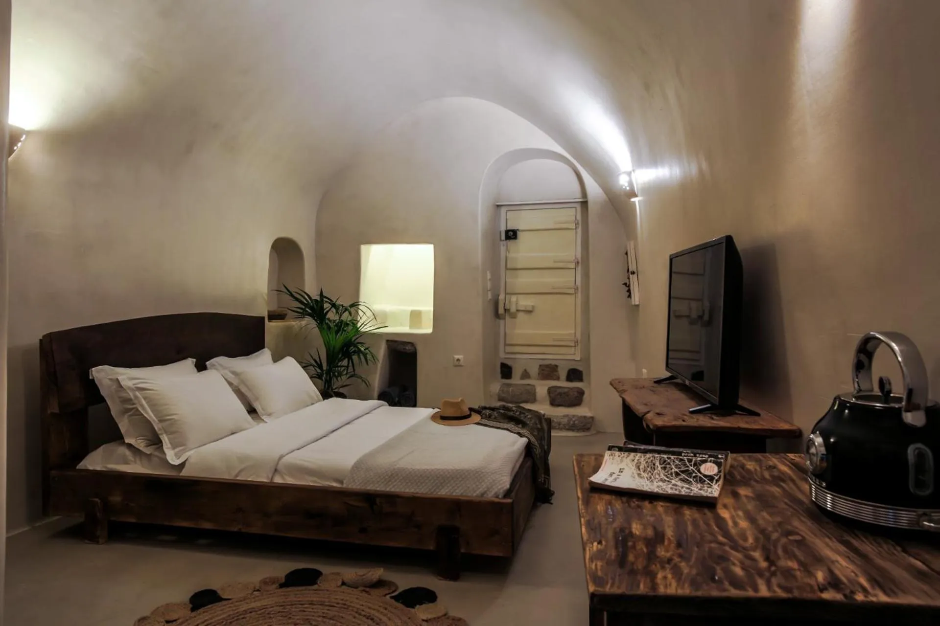 Photo of the whole room, Bed in Exi Castle Suites