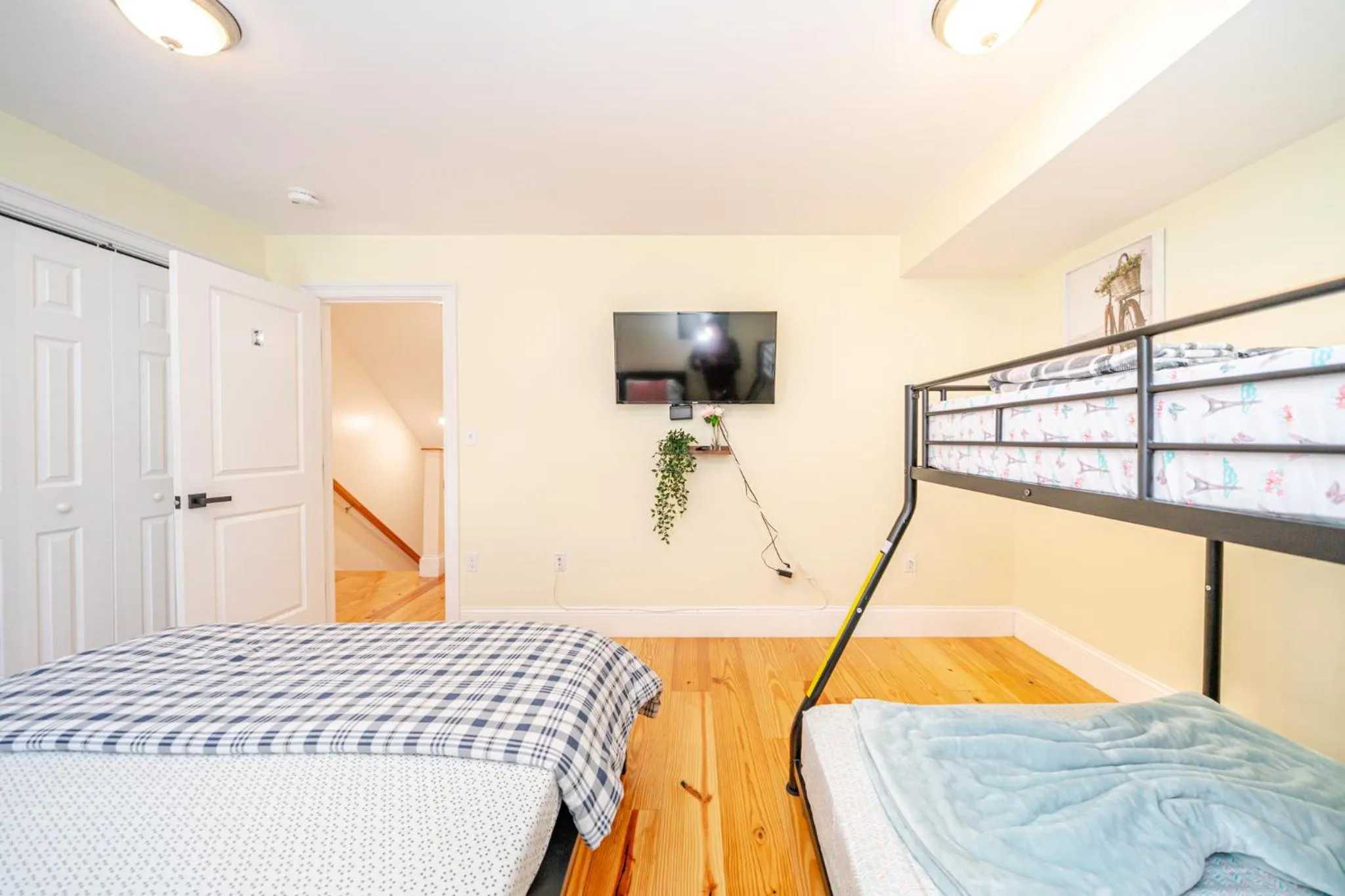 Bed in 39 - 3BR Quincy - Stunning Townhouse near Adams