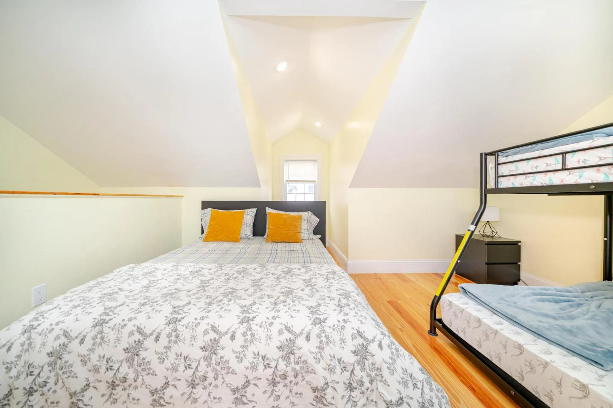 Bed in 39 - 3BR Quincy - Stunning Townhouse near Adams