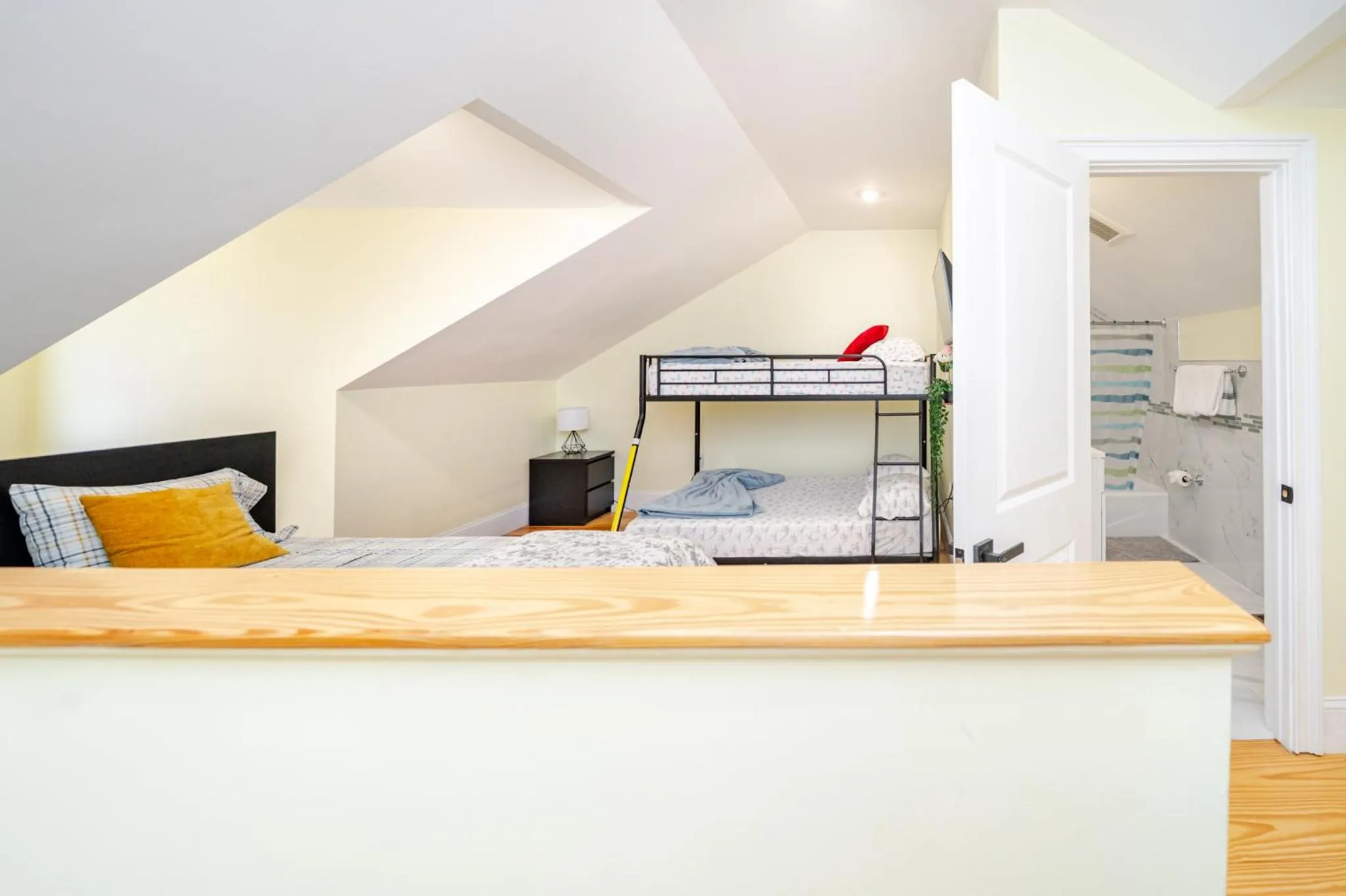 Bed in 39 - 3BR Quincy - Stunning Townhouse near Adams